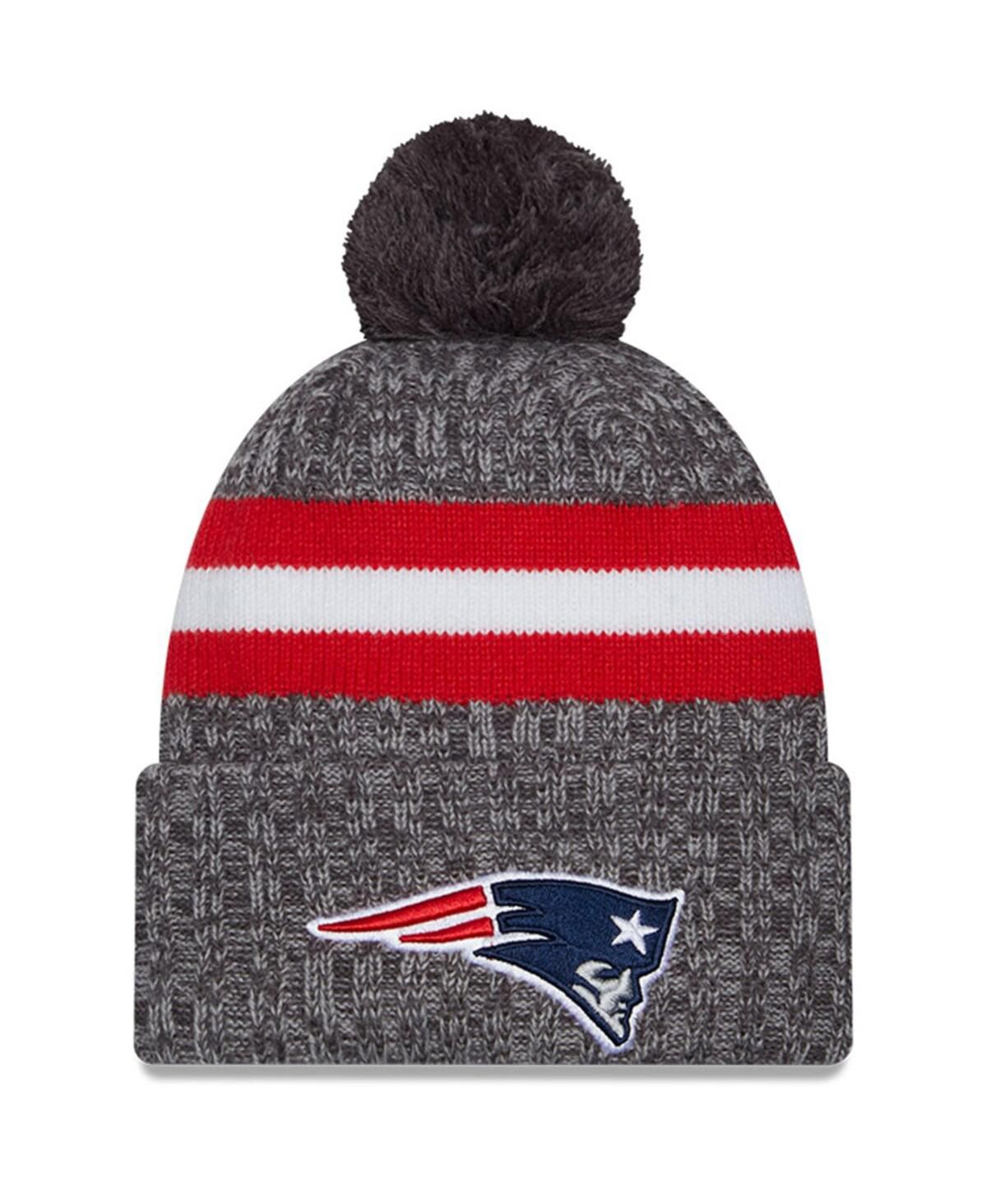 Мужская серая вязаная шапка New England Patriots 2023 Sideline Sport с манжетами и помпонами