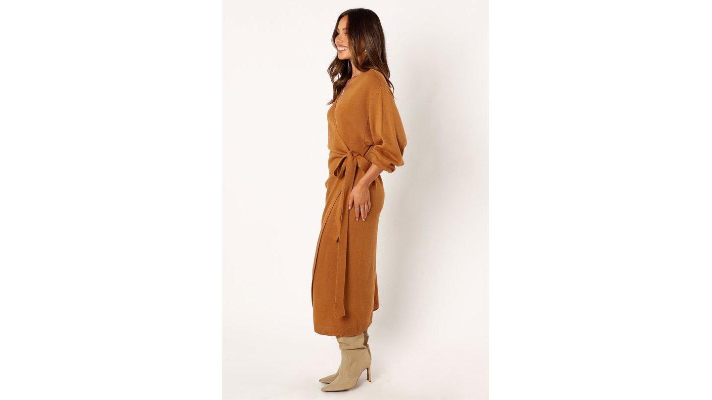 Женское платье Petal and Pup Nova Wrap Knit Midi, цвет: Верблюжий — фото 2