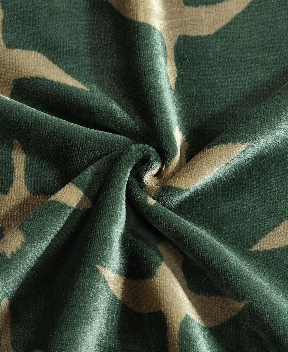 Eddie Bauer Printed Lush Flannel Throw, 70" X 60" In Green