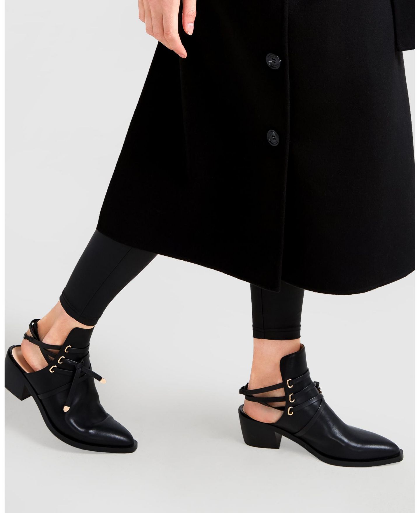 Женские ботинки Belle & Bloom Can't Be Tamed Open Back Boot, цвет: Чёрный — фото 15