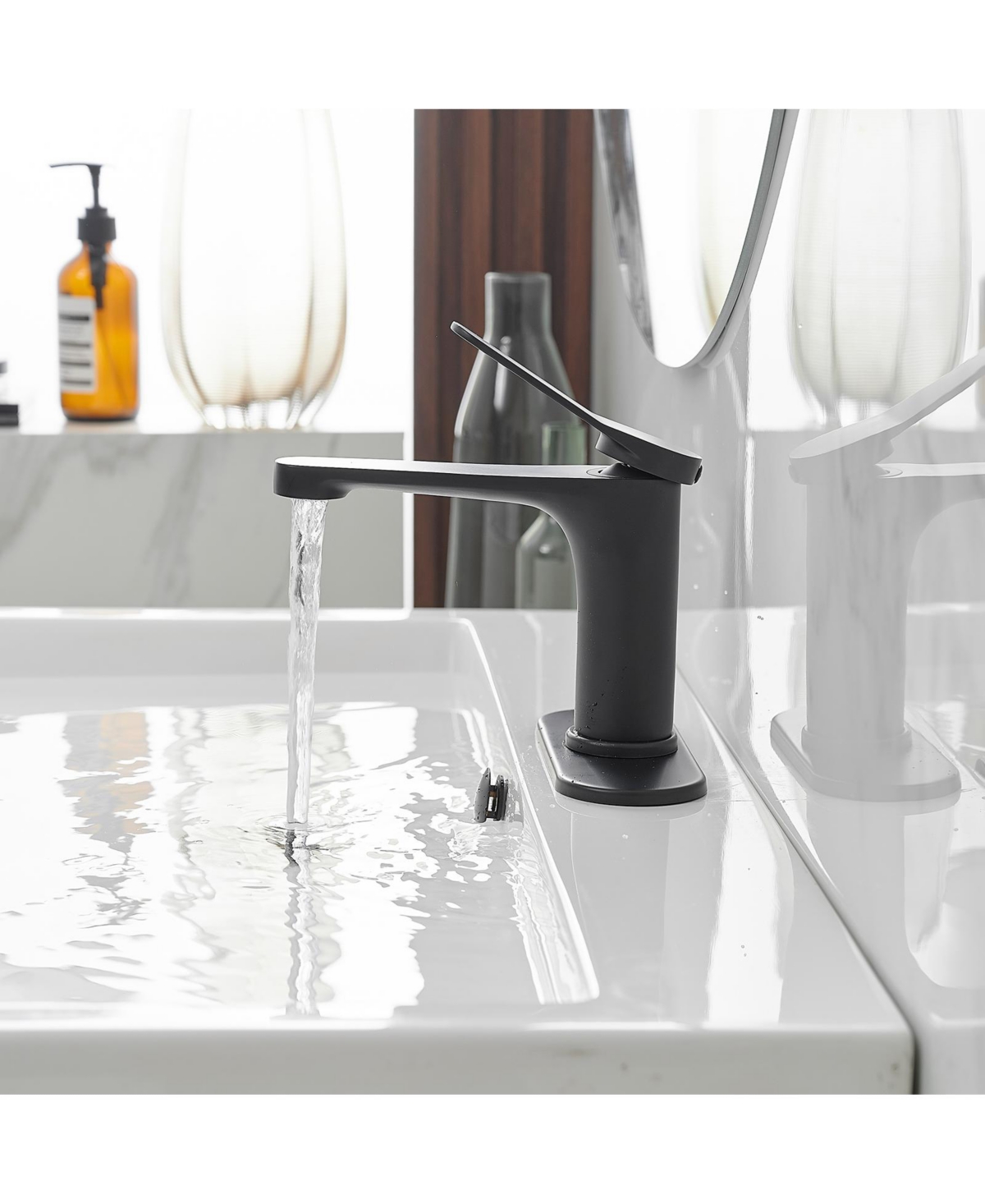 Single Hole Single-Handle Bathroom Faucet in Matte Black
