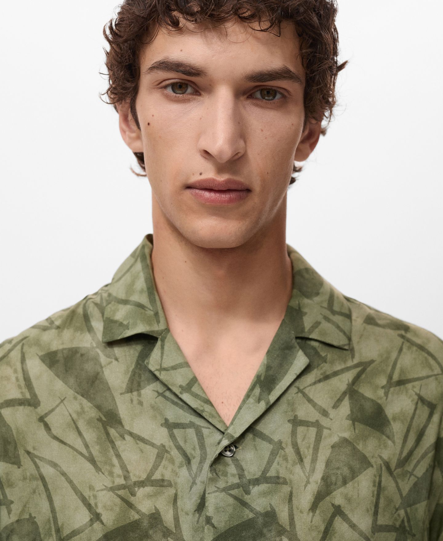 Мужская рубашка Mango Printed Bowling, цвет: Тёмный зелёный — фото 6