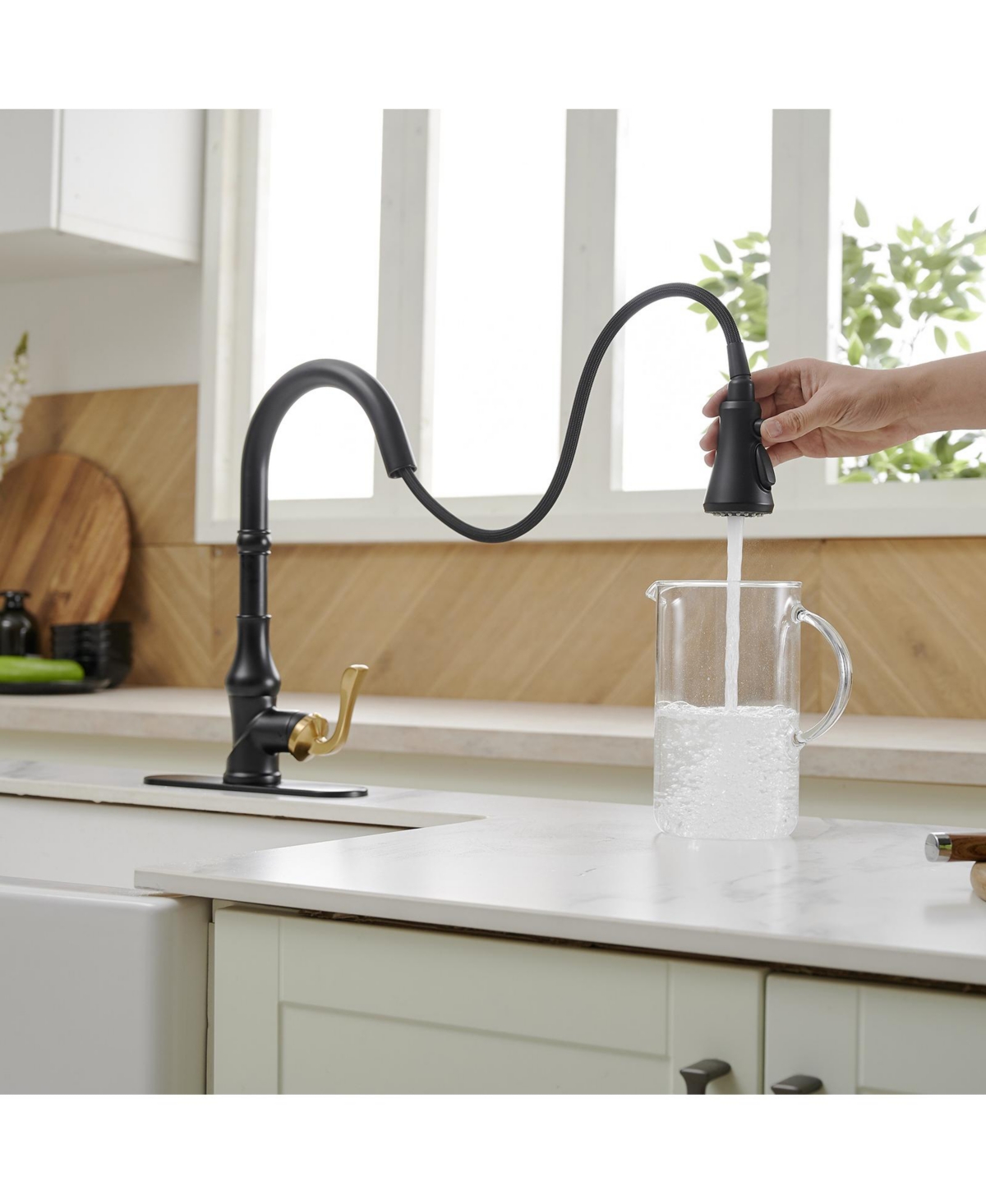 Greenspring Single-Handle Pull-Down Sprayer 3 Spray High Arc Kitchen Faucet With Deck Plate Matte Black & Gold