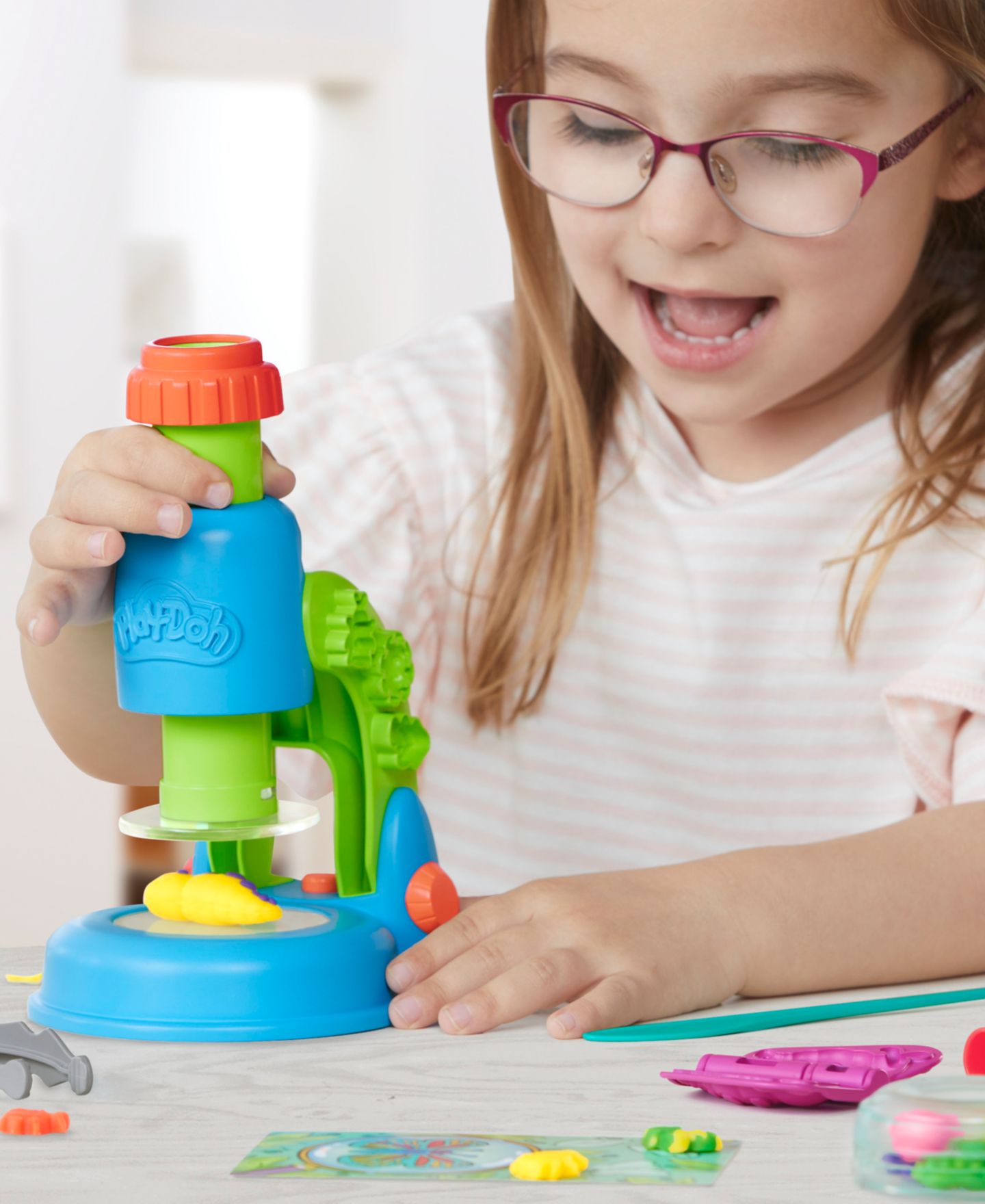 Детский игровой набор Play-Doh Light and Look Microscope Playset — фото 3
