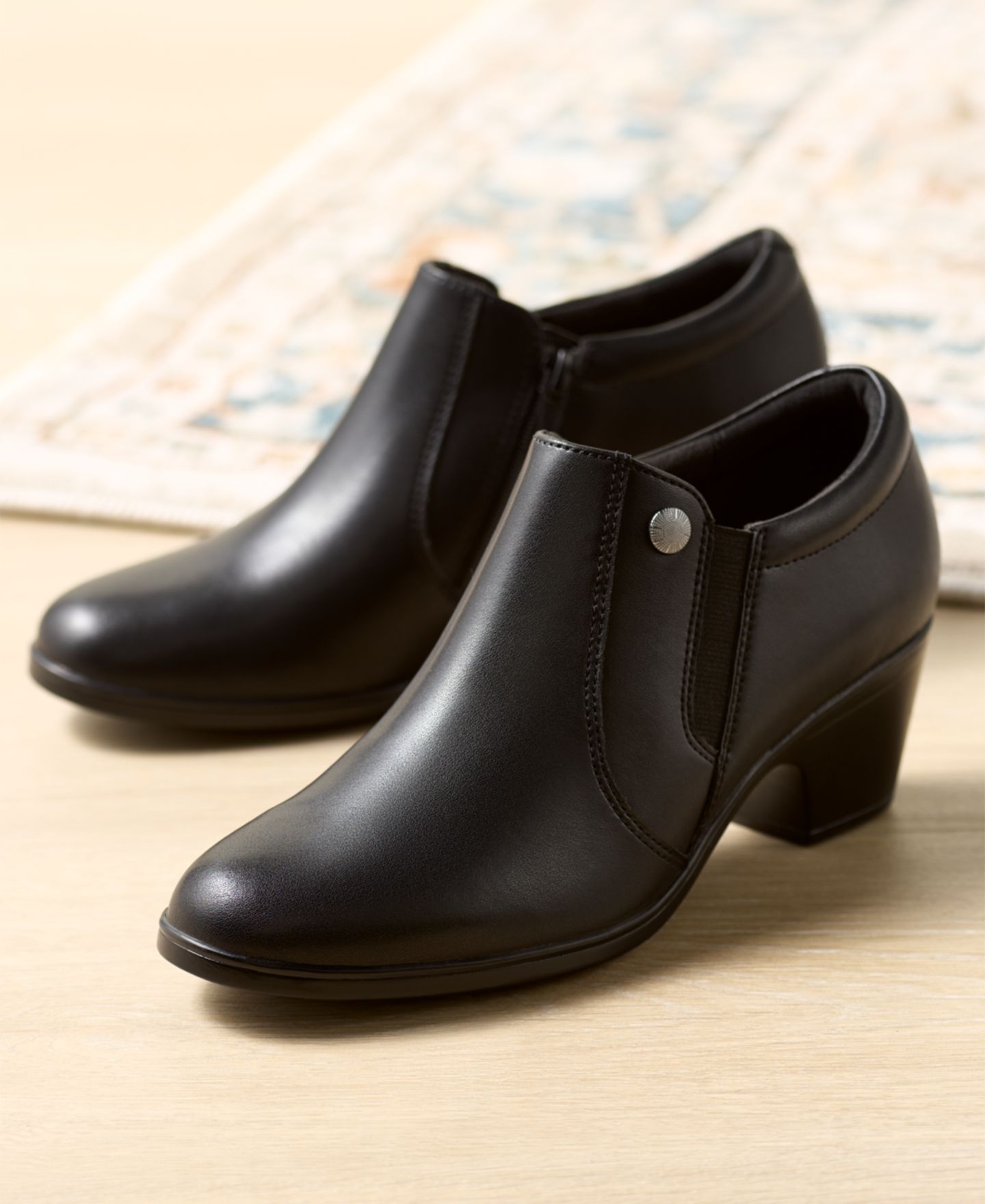 Женские ботинки Clarks Emily 2 Reyna Cushioned Slip On Booties, цвет: Чёрный кожаный — фото 9