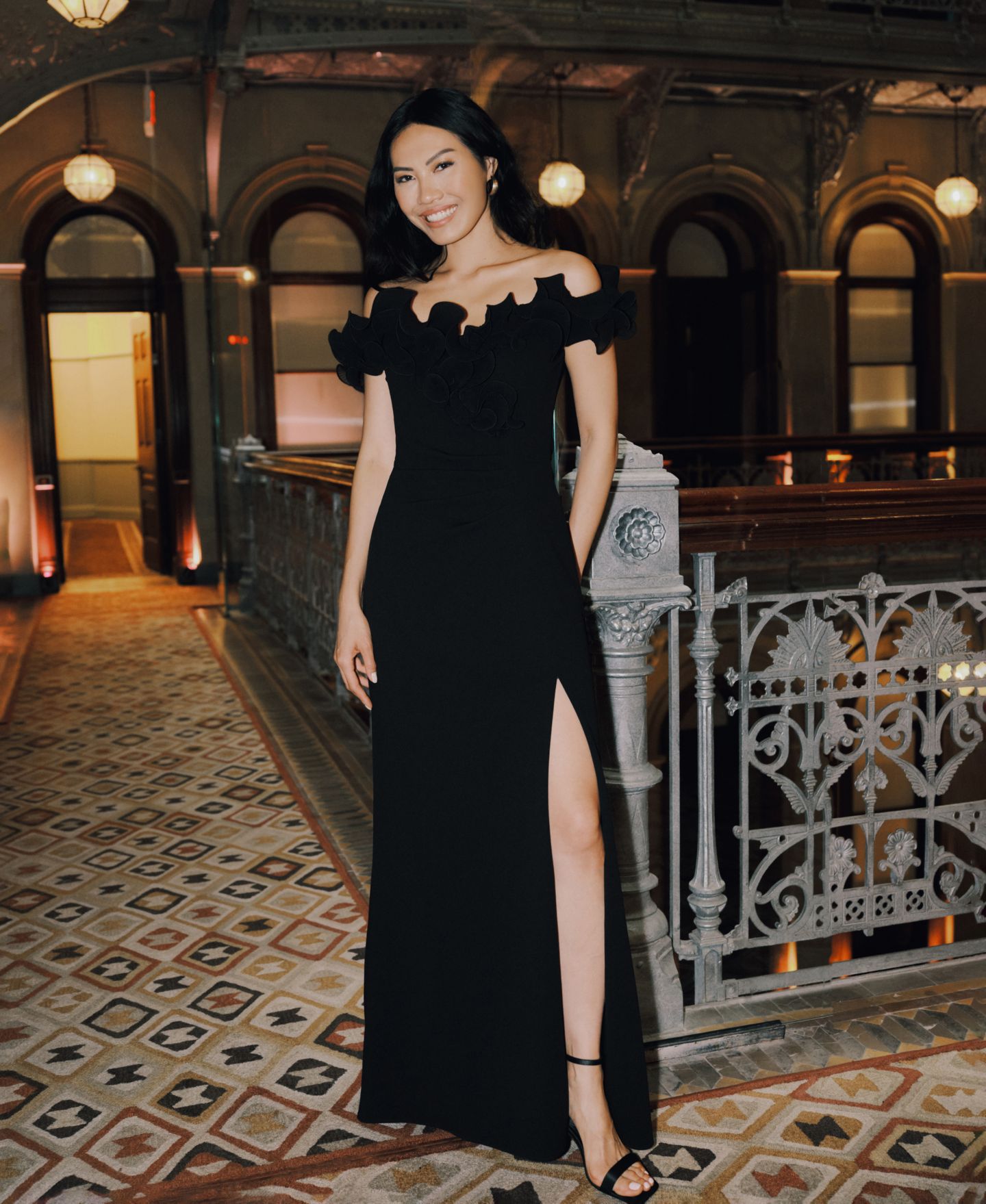 Женское платье XSCAPE Petite Ruffled-Off-The-Shoulder Crepe Gown, цвет: Чёрный — фото 4