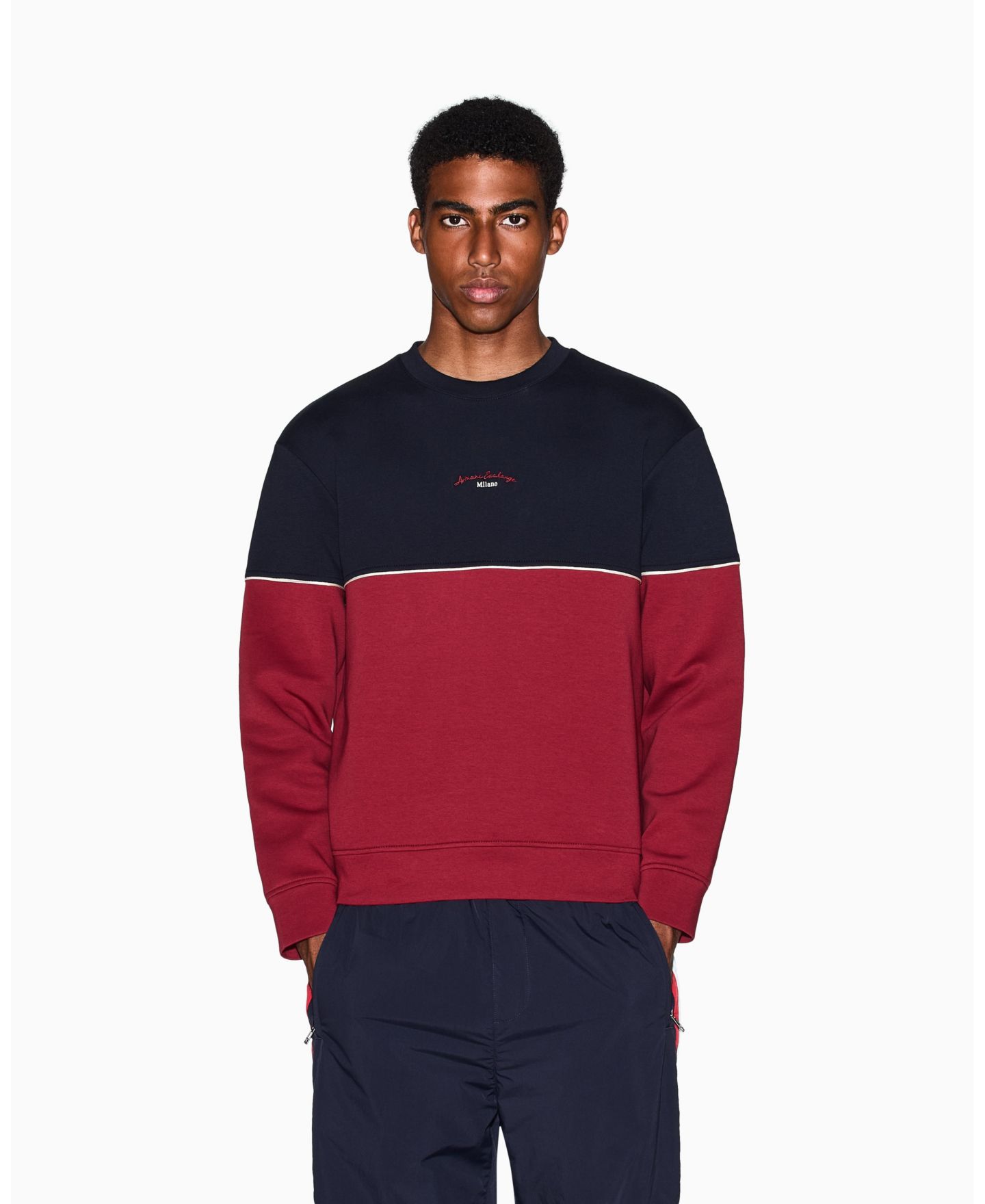 Мужская толстовка A|X Armani Exchange Color Block Embroidered Center Logo Crewneck, цвет: Глубокий тёмно-синий — фото 1