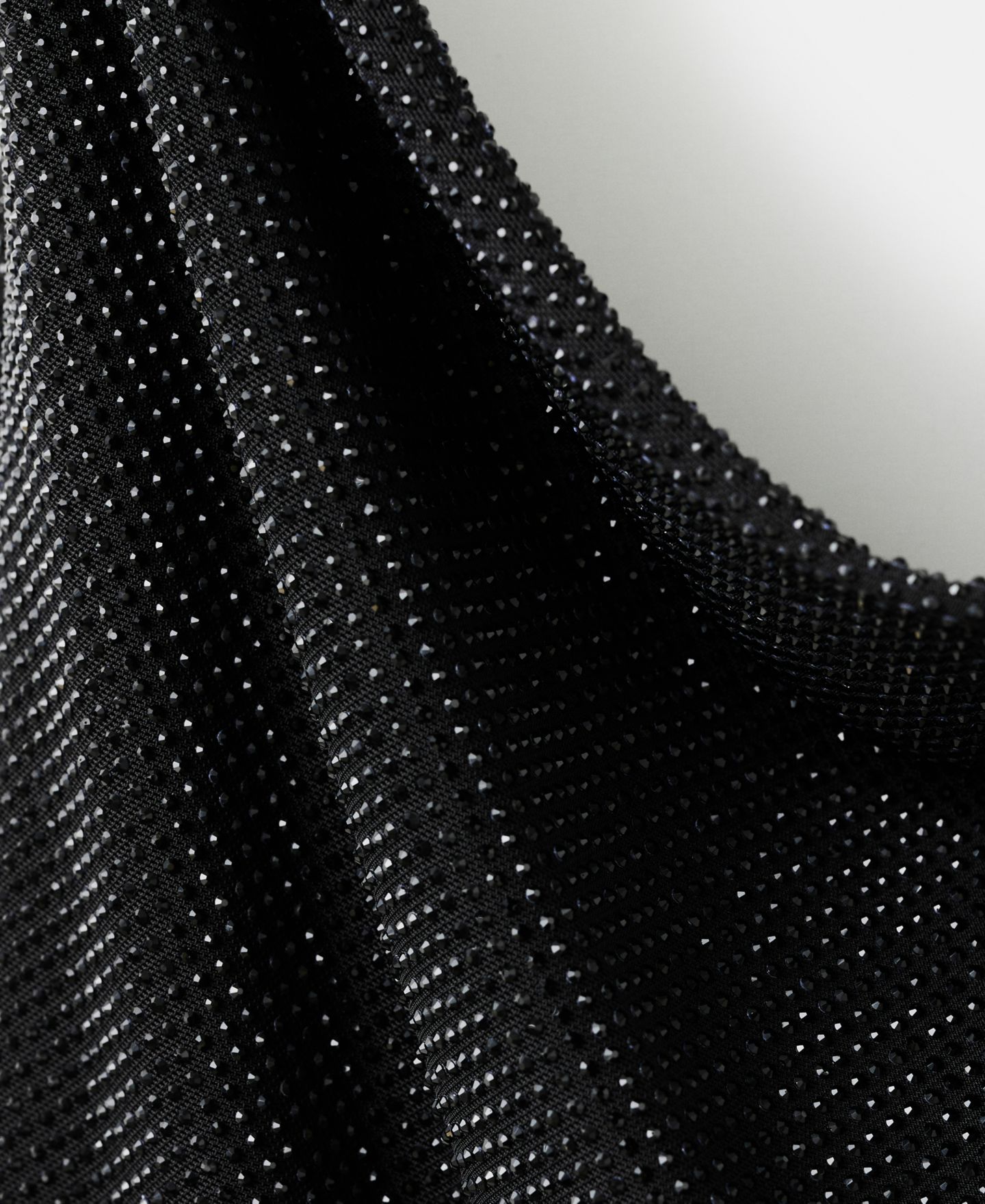 Женский топ Mango Draped Crystal Neckline, цвет: Чёрный — фото 4
