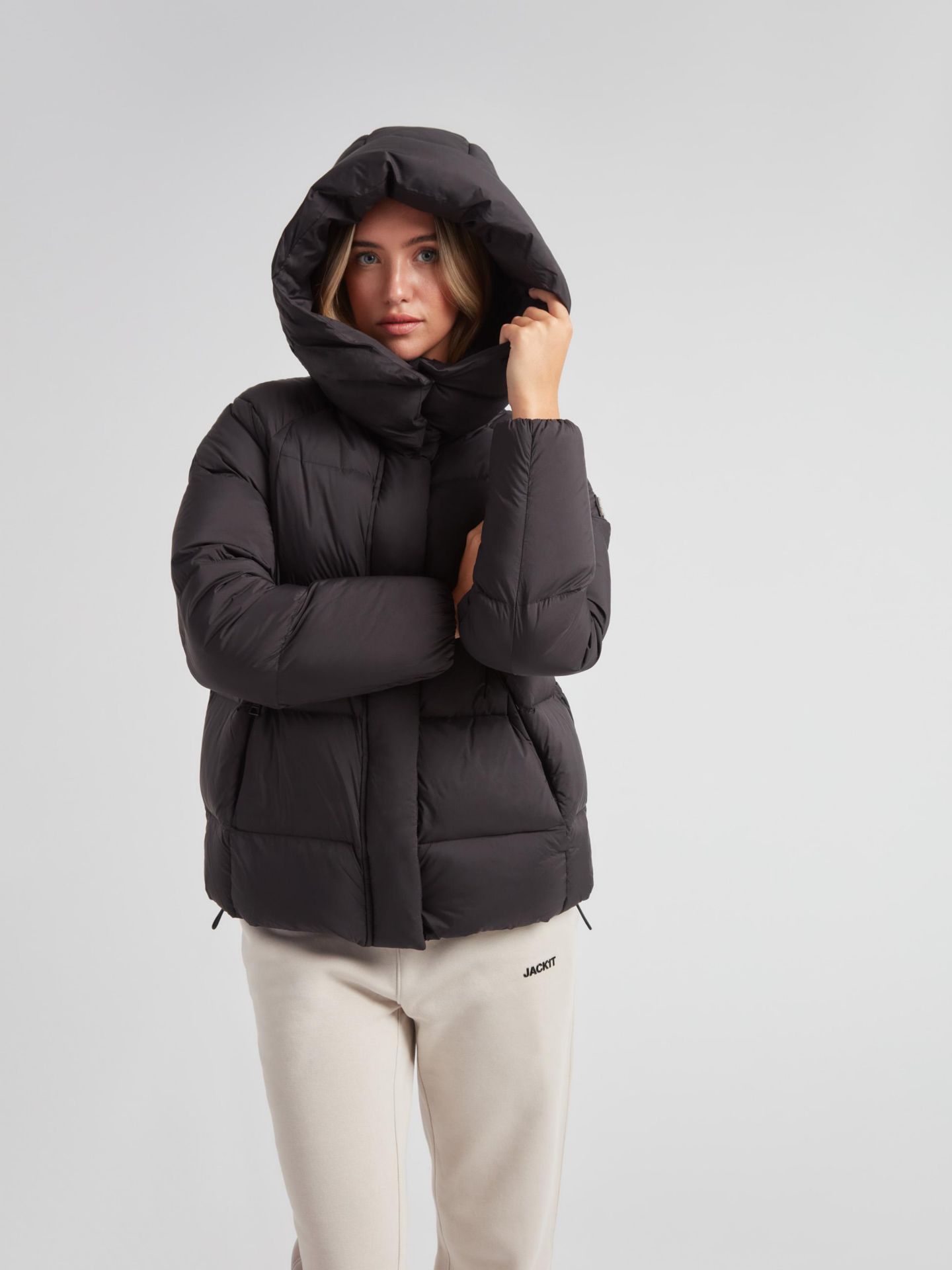 Женская куртка JACK1T Cloud Prime Hooded Down, цвет: Чёрный / Серо-бежевый — фото 6