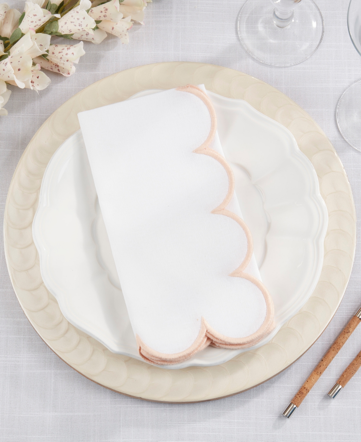 Saro Lifestyle Scalloped Hem Napkin, Set Of 4 In Pink