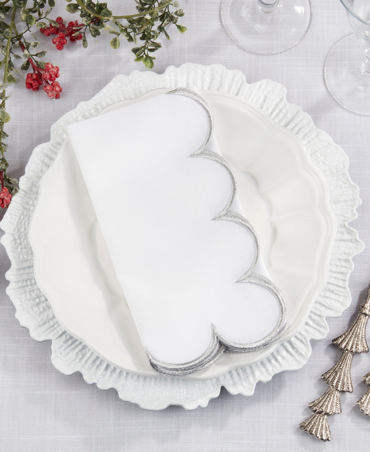 Saro Lifestyle Scalloped Hem Napkin, Set Of 4 In Silver