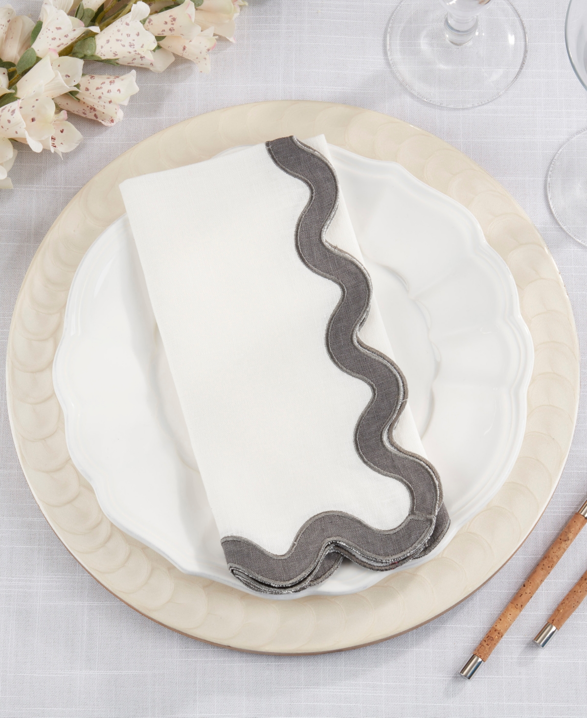 Saro Lifestyle Linen Soft Hue Scallop Napkin, Set Of 4 In Gray