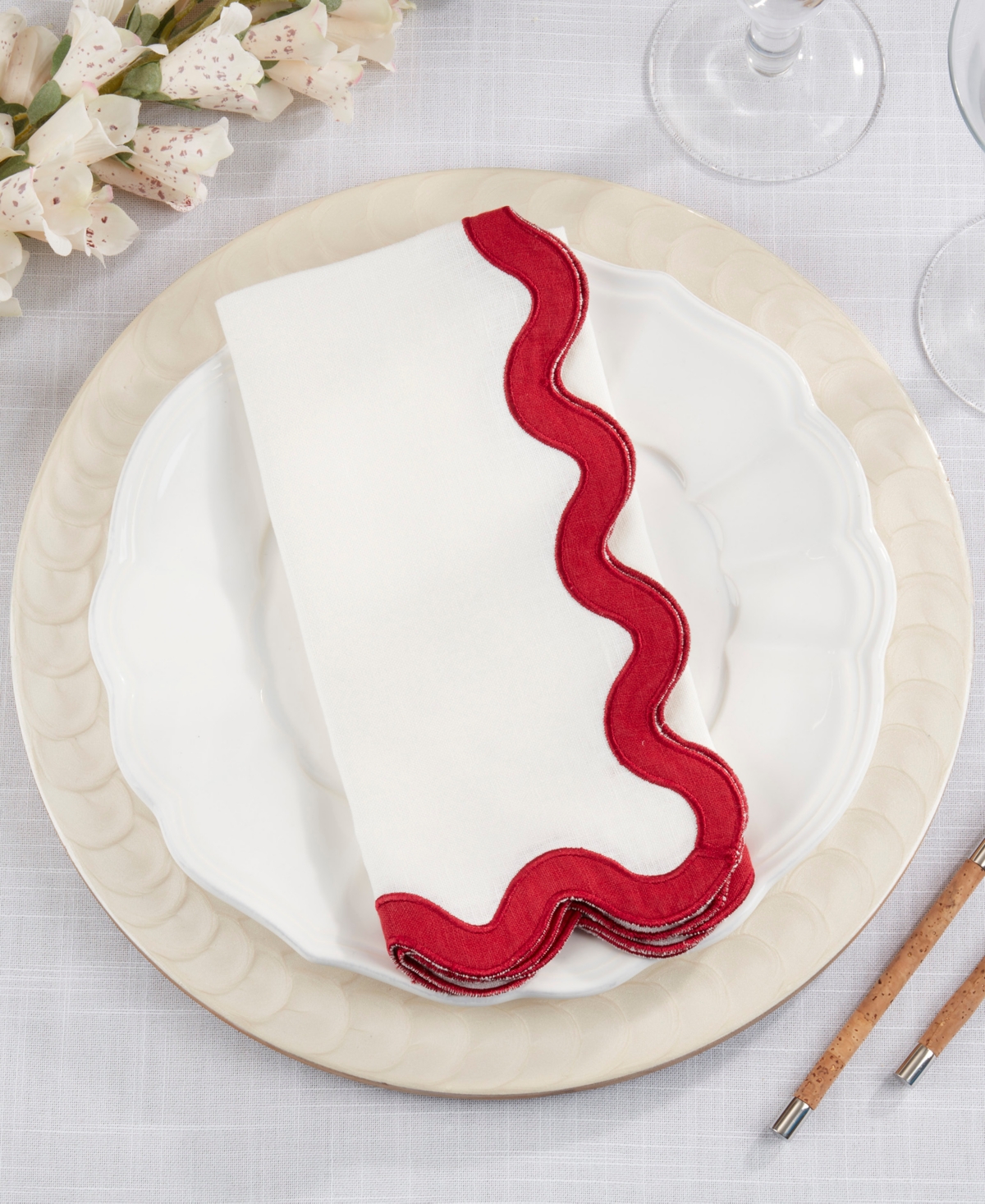 Saro Lifestyle Linen Soft Hue Scallop Napkin, Set Of 4 In Red