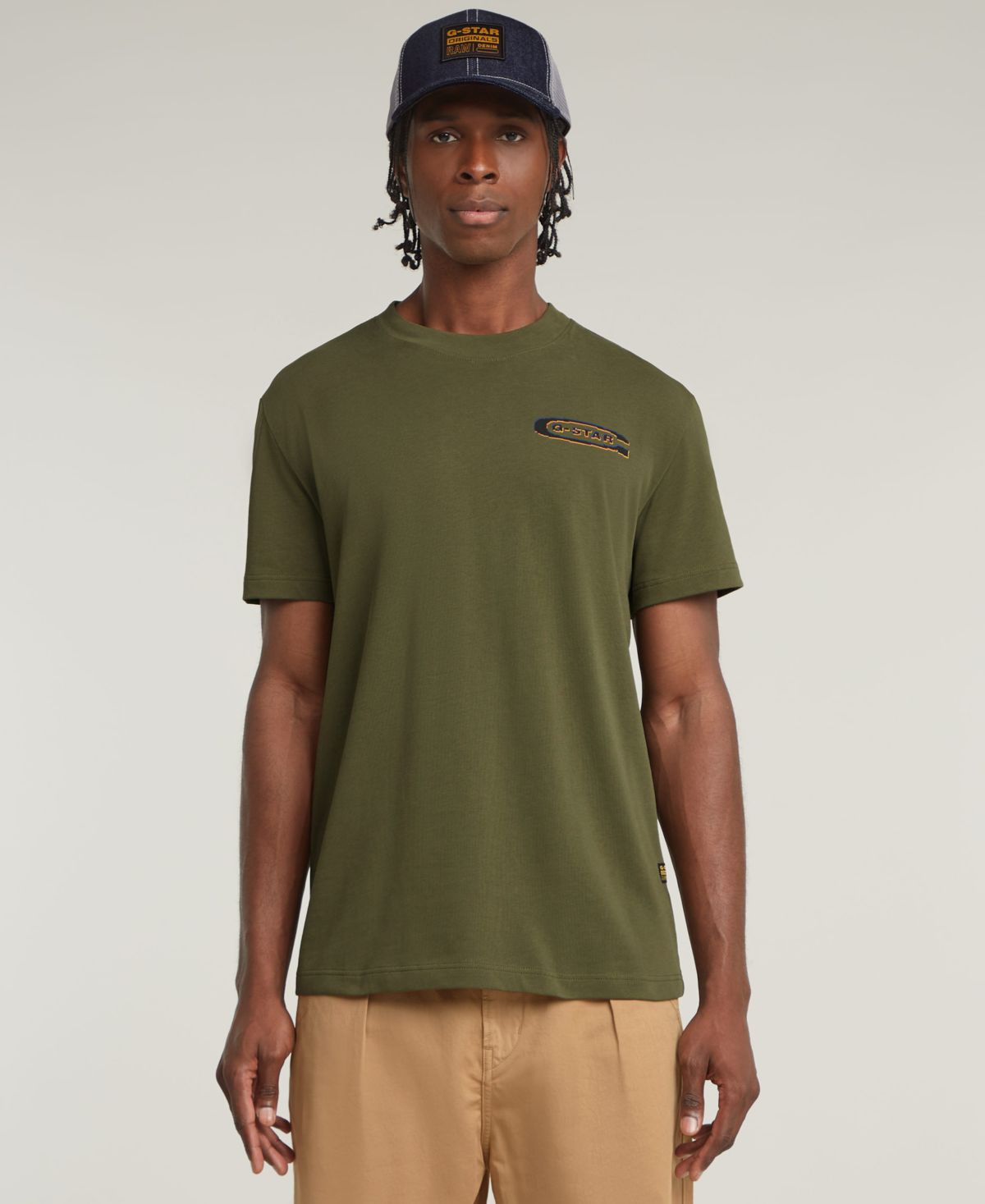 Мужская футболка обычного покроя с графической аркой на спине