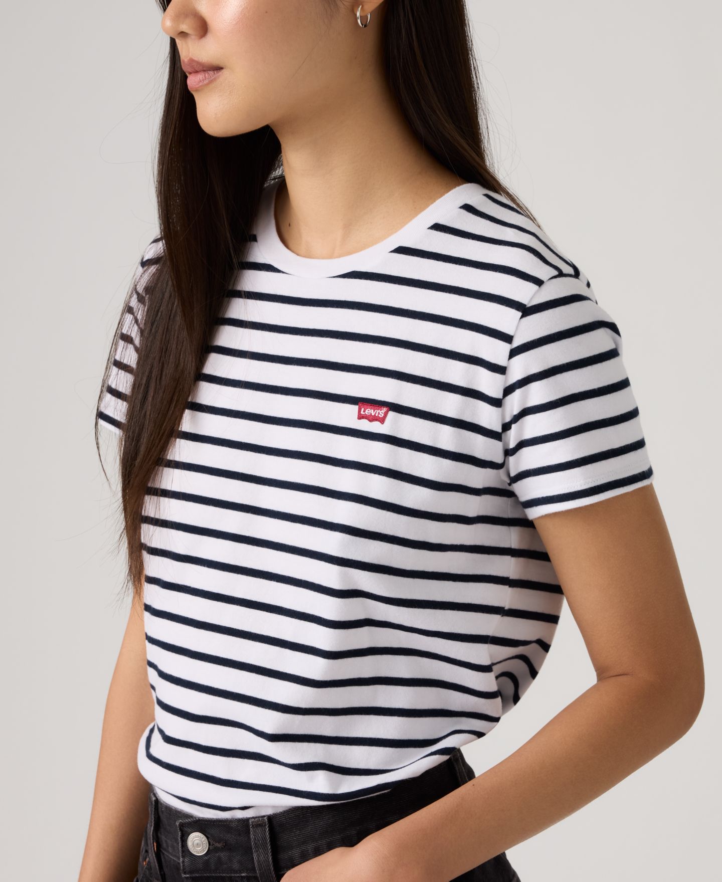 Женская футболка Levi's The Perfect Crew Neck Cotton, цвет: Полосатый белый тёмно-синий — фото 4