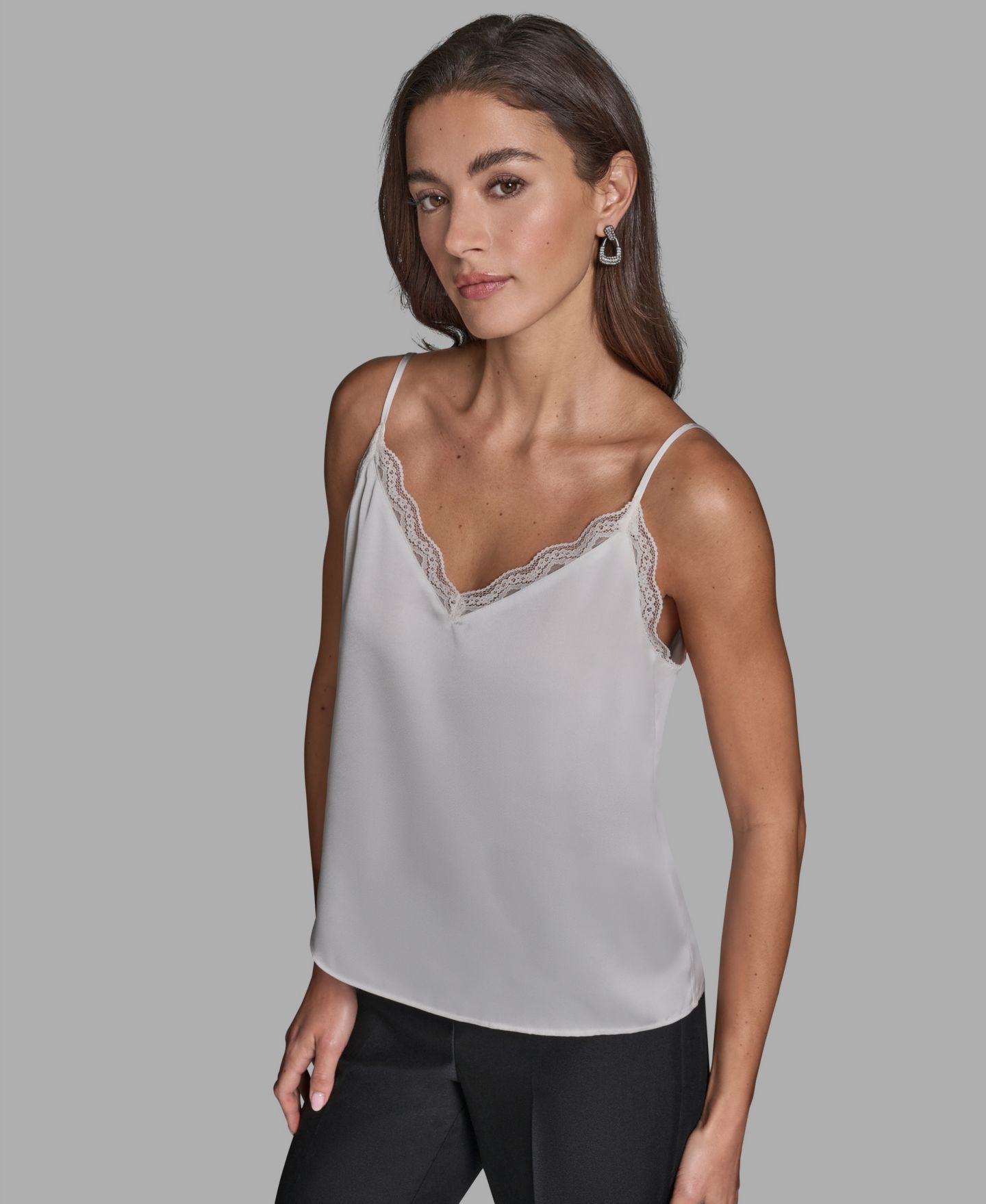 Женский топ BCBG Sleeveless V-Neck Cami Top, цвет: Белый — фото 2