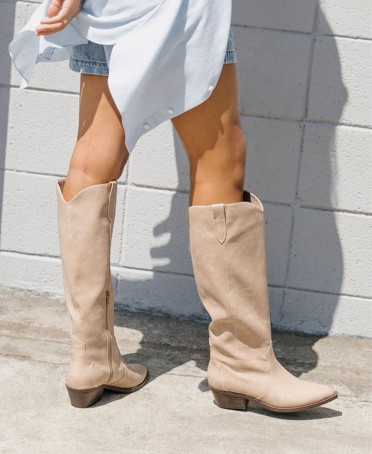 Женские ботинки DV Dolce Vita Kit Knee-High Cowboy Boots, Regular & Wide Calf, цвет: Дюнный — фото 11