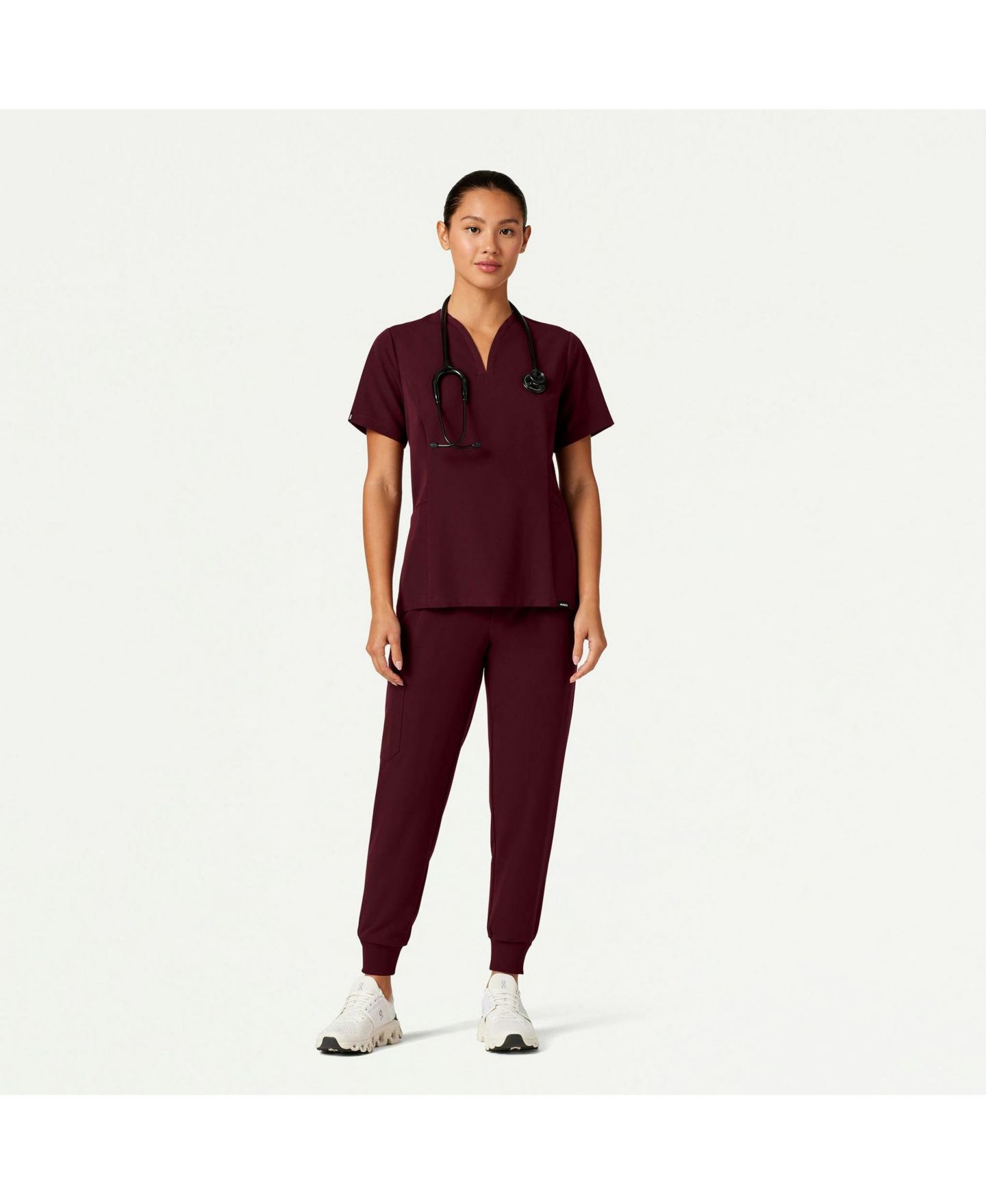 Женский топ Jaanuu Calix 2-Pocket Tailored V-Neck Scrub, цвет: Бордовый — фото 3