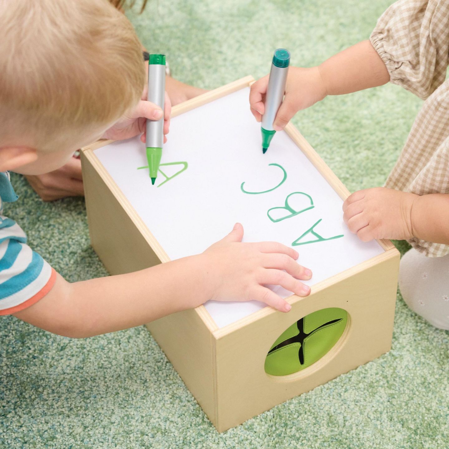 Детская игрушка Kaplan Early Learning Sensory Seek & Find Box Dry Erase Board Educational Toy, Ages 3+, цвет: Бежевый / Хаки — фото 4
