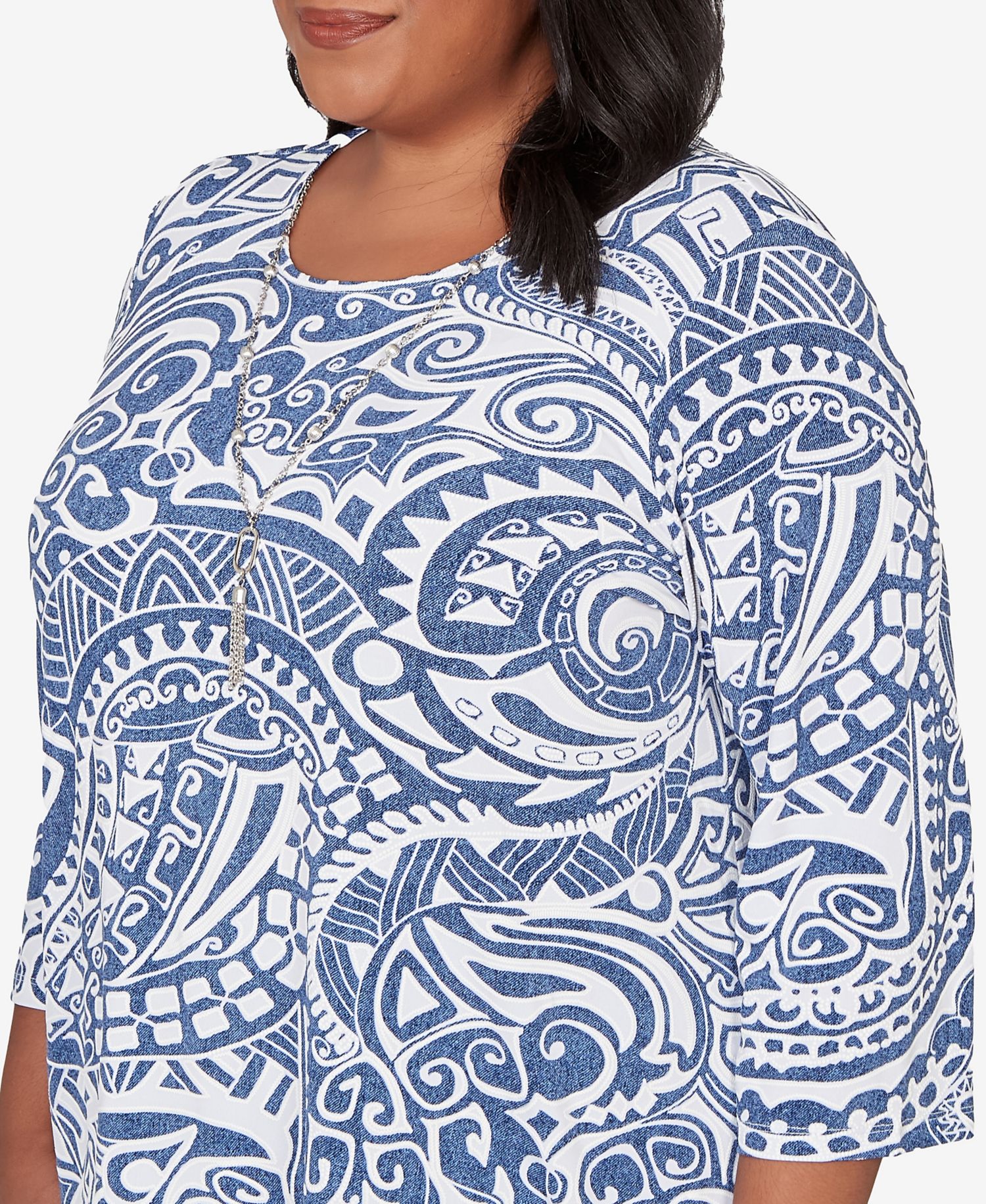 Plus Size Classic Paisley Swirl SharkBite Hem Top with Necklace