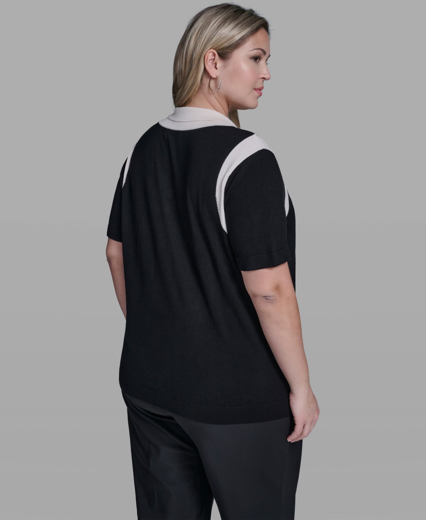 Женский свитер KARL LAGERFELD PARIS Plus Size Solid Short-Sleeve Polo Sweater, цвет: Чёрный / Бисквитный — фото 4