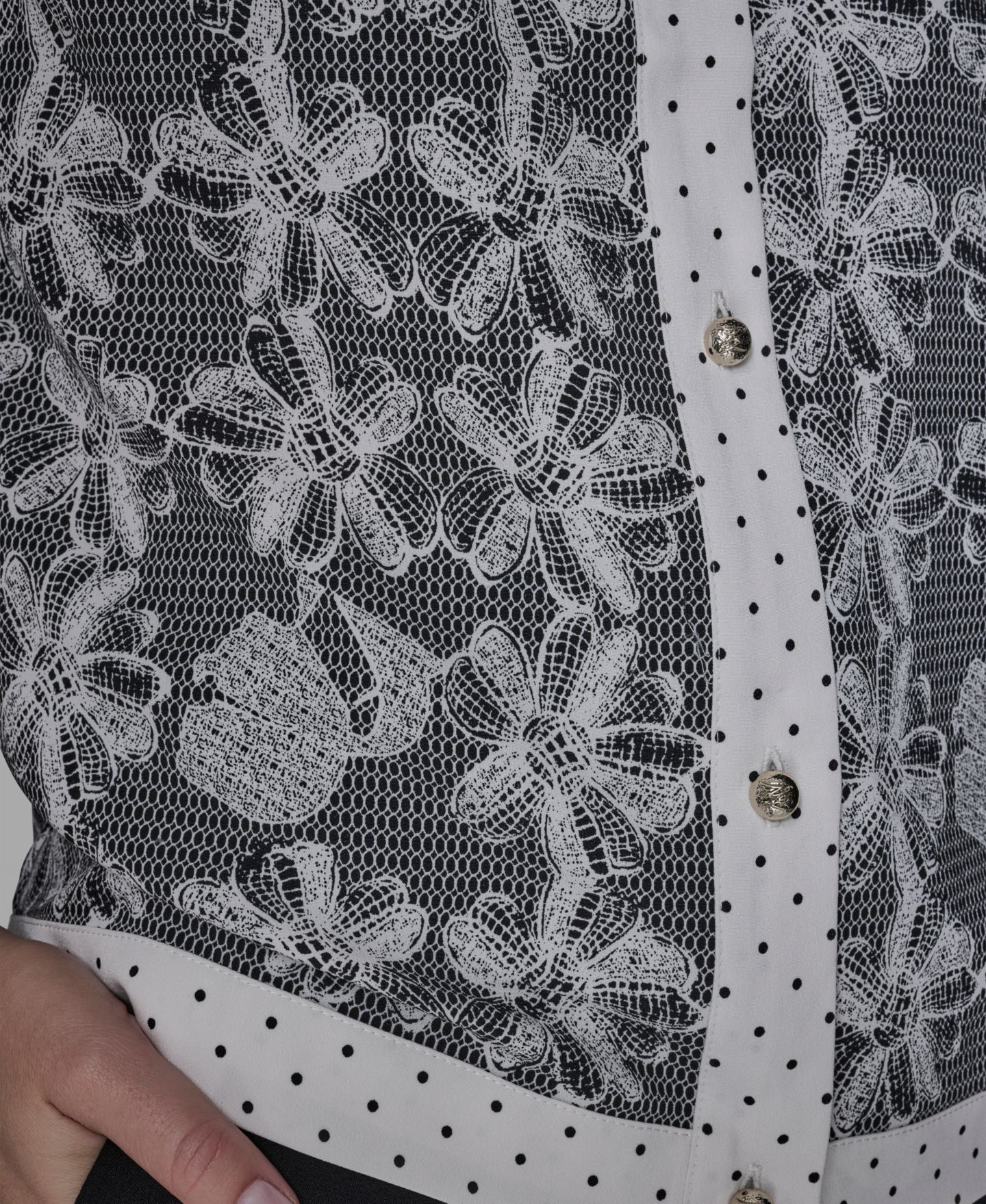 Женская рубашка KARL LAGERFELD PARIS Lace Print Detail Camp, цвет: Чёрный / Бисквитный — фото 4