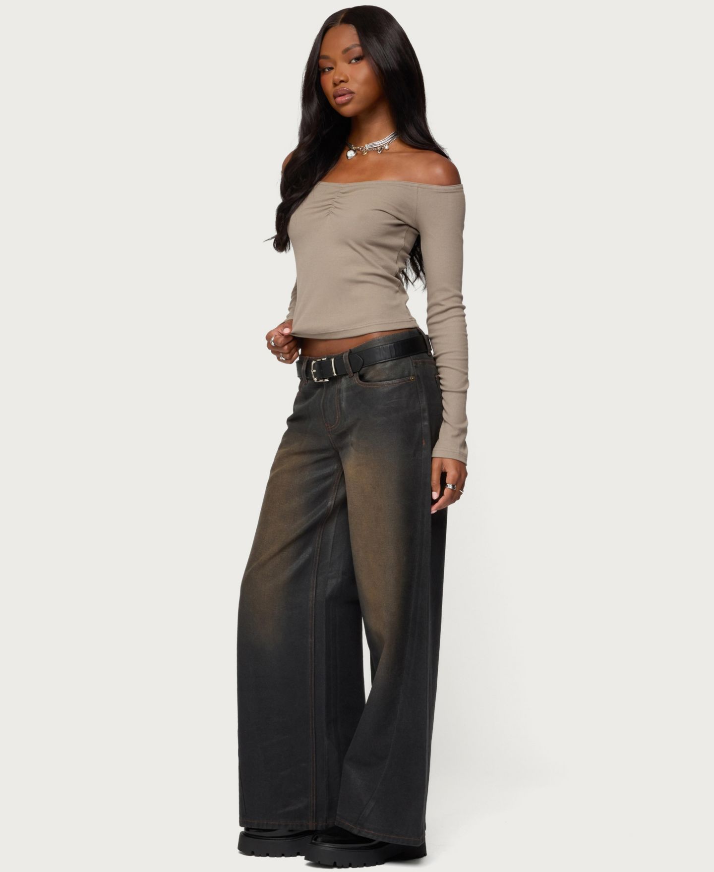 Женский топ Edikted Cambria Ribbed Off Shoulder, цвет: Серо-коричневый — фото 3