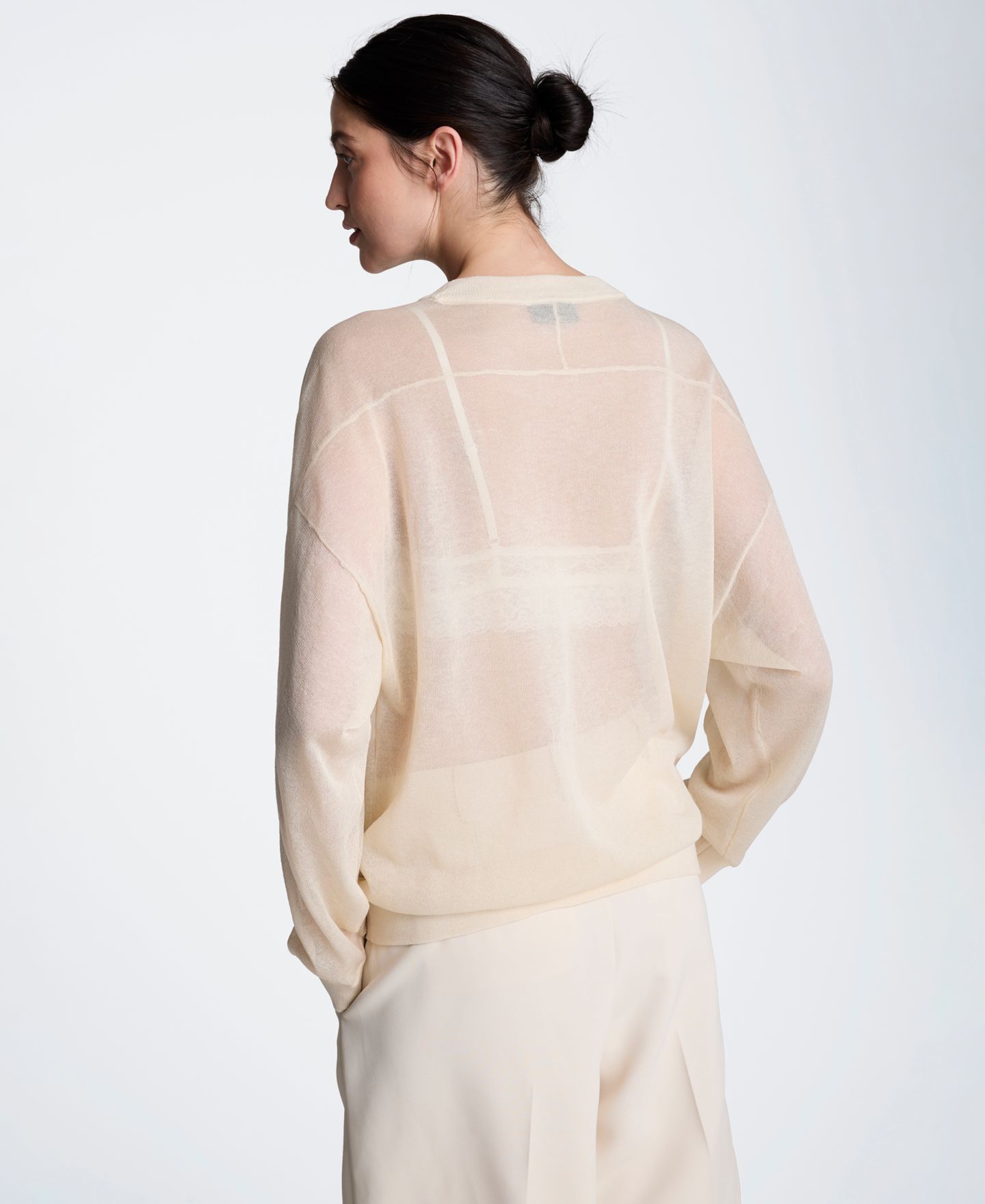 Женский свитер Kenneth Cole Oversized Sheer Crewneck, цвет: Устричный — фото 5