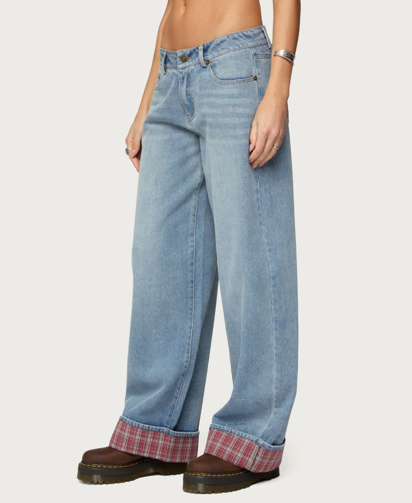 Женские джинсы Edikted Plaid Cuffed Low Rise Baggy, цвет: Яркий синий — фото 4