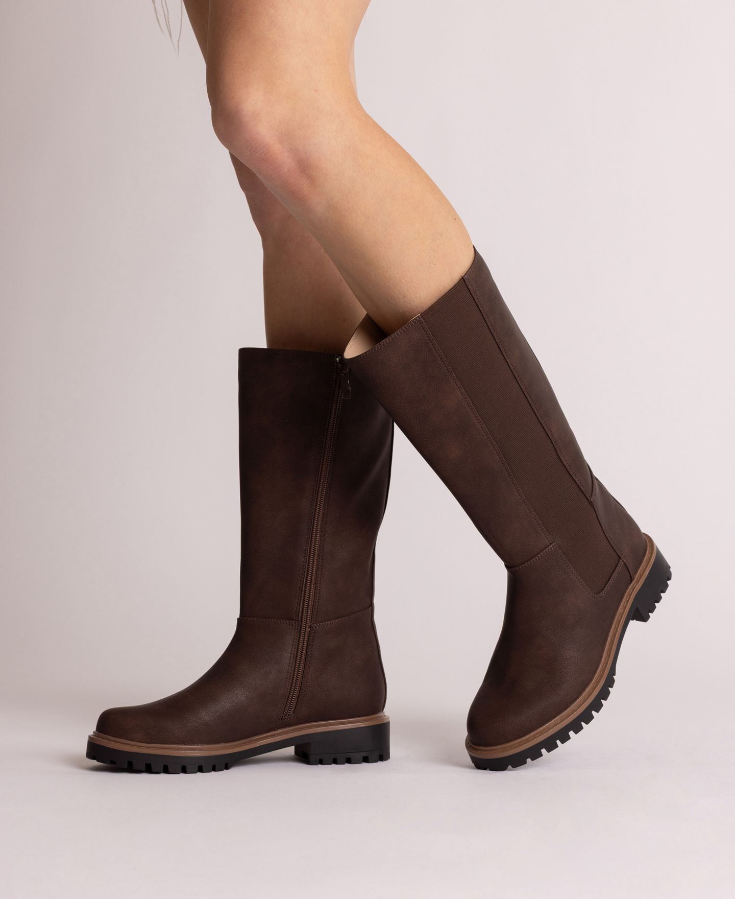 Женские ботинки Journee Collection Brandi Lug Sole Regular, Wide Calf, & Extra Wide Calf Knee High, цвет: Винтажный чёрный — фото 6