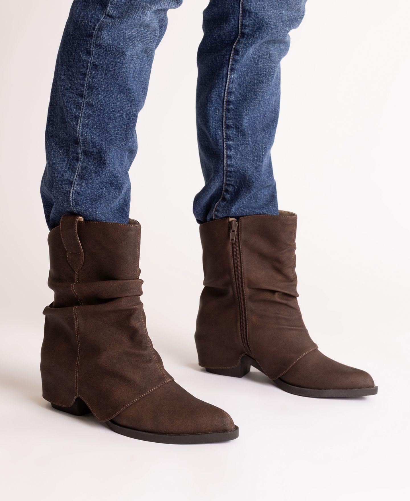 Женские ботинки Journee Collection Wynette Slouchy Fold Over Booties, цвет: Винтажный чёрный — фото 6