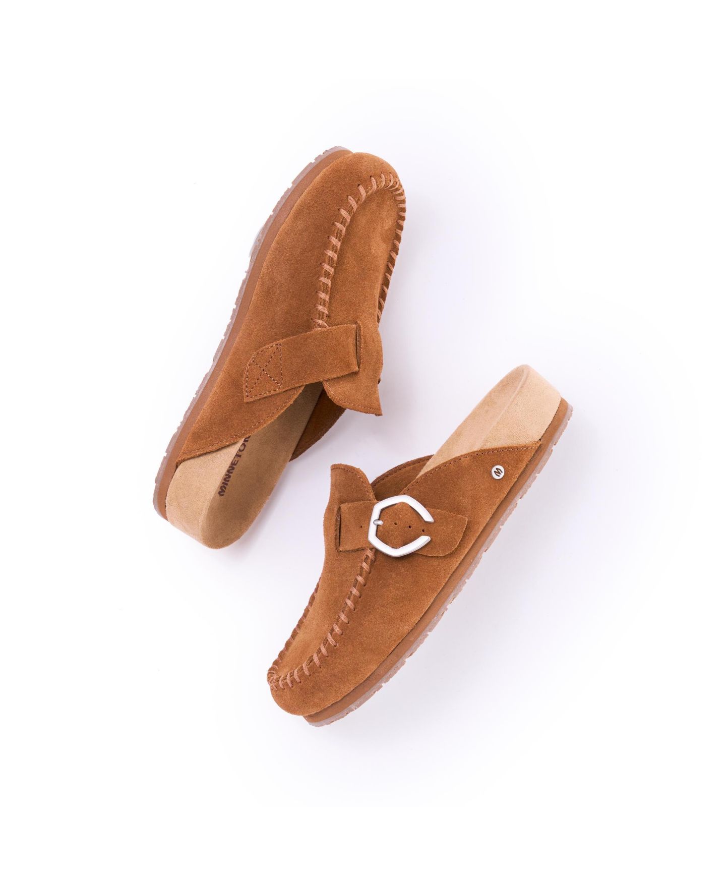 Женские сабо Minnetonka Suede Adjustable Buckle, цвет: Коричневый — фото 4