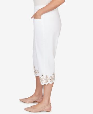 Plus Size Natural Wonder Leaf Cut Out Super Stretch Denim Capri Pants