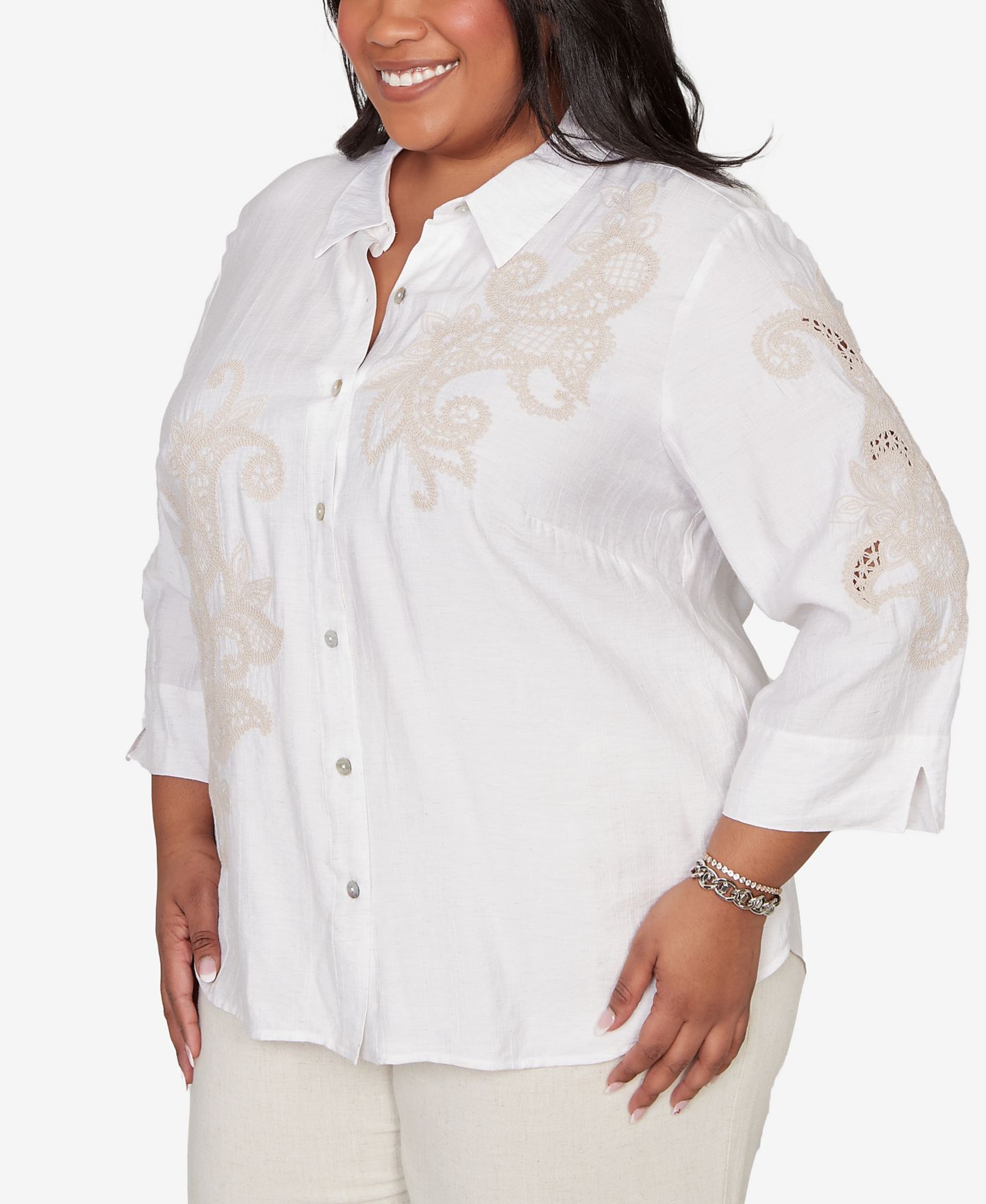 Женский топ Alfred Dunner Plus Size Natural Wonder Scroll Soutache Button-Front Closure, цвет: Белый — фото 2