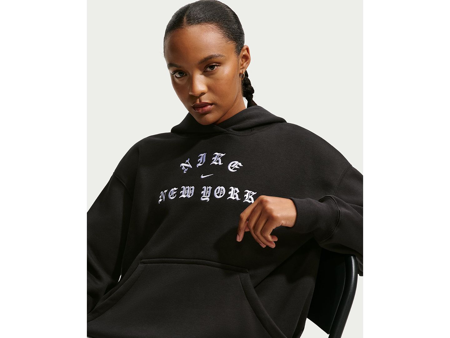 Женское худи Nike Sportswear Phoenix Fleece Oversized New York Pullover, цвет: Чёрный / Белый — фото 3