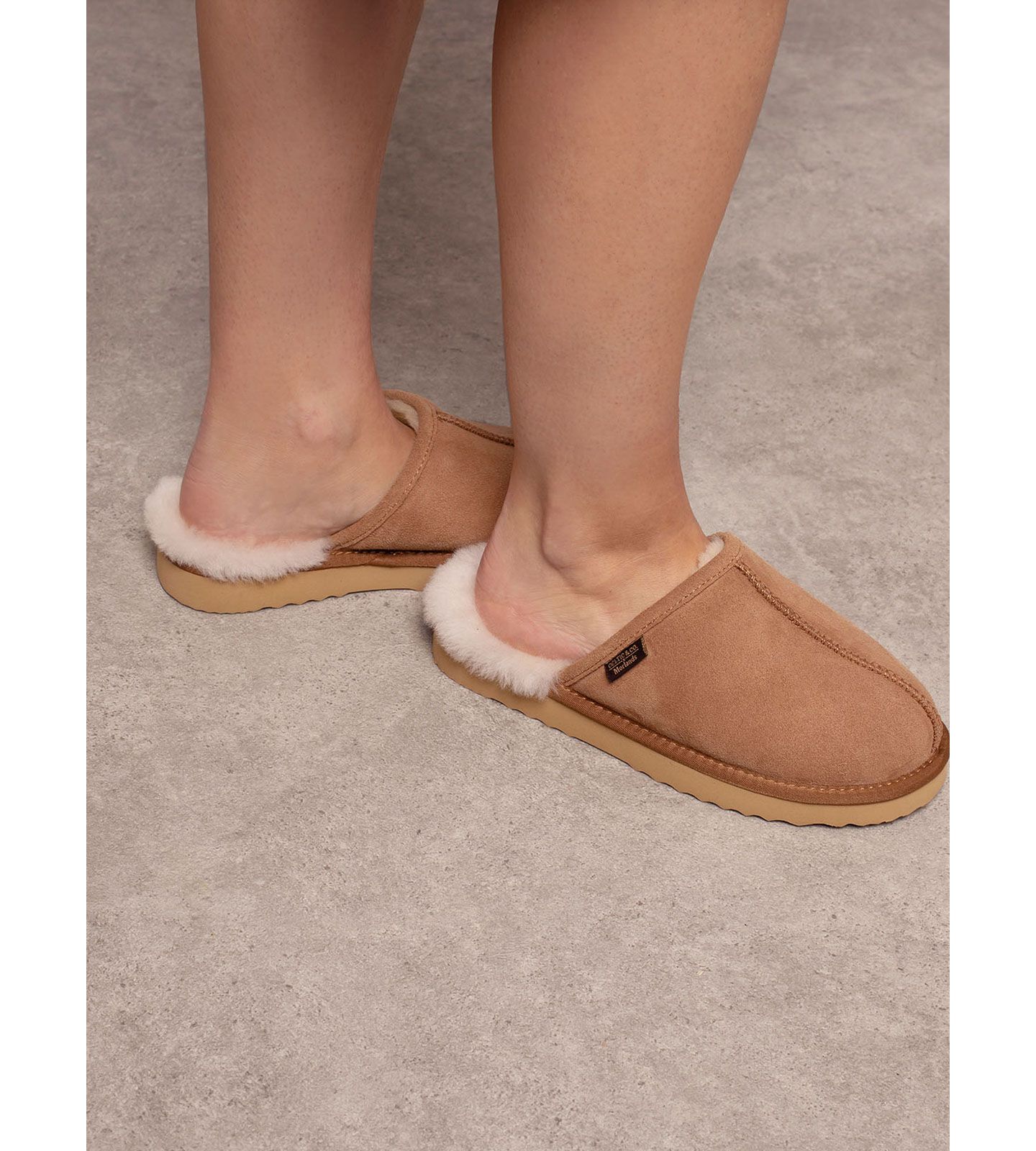 Женские сабо Celtic & Co. Sheepskin Mule Slippers, цвет: Каштановый — фото 5