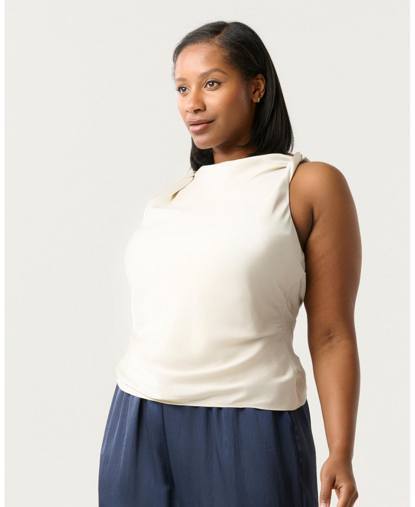 Женский топ ESTELLE Plus Size Tahni Cowl Neck Satin, цвет: Устричный — фото 4