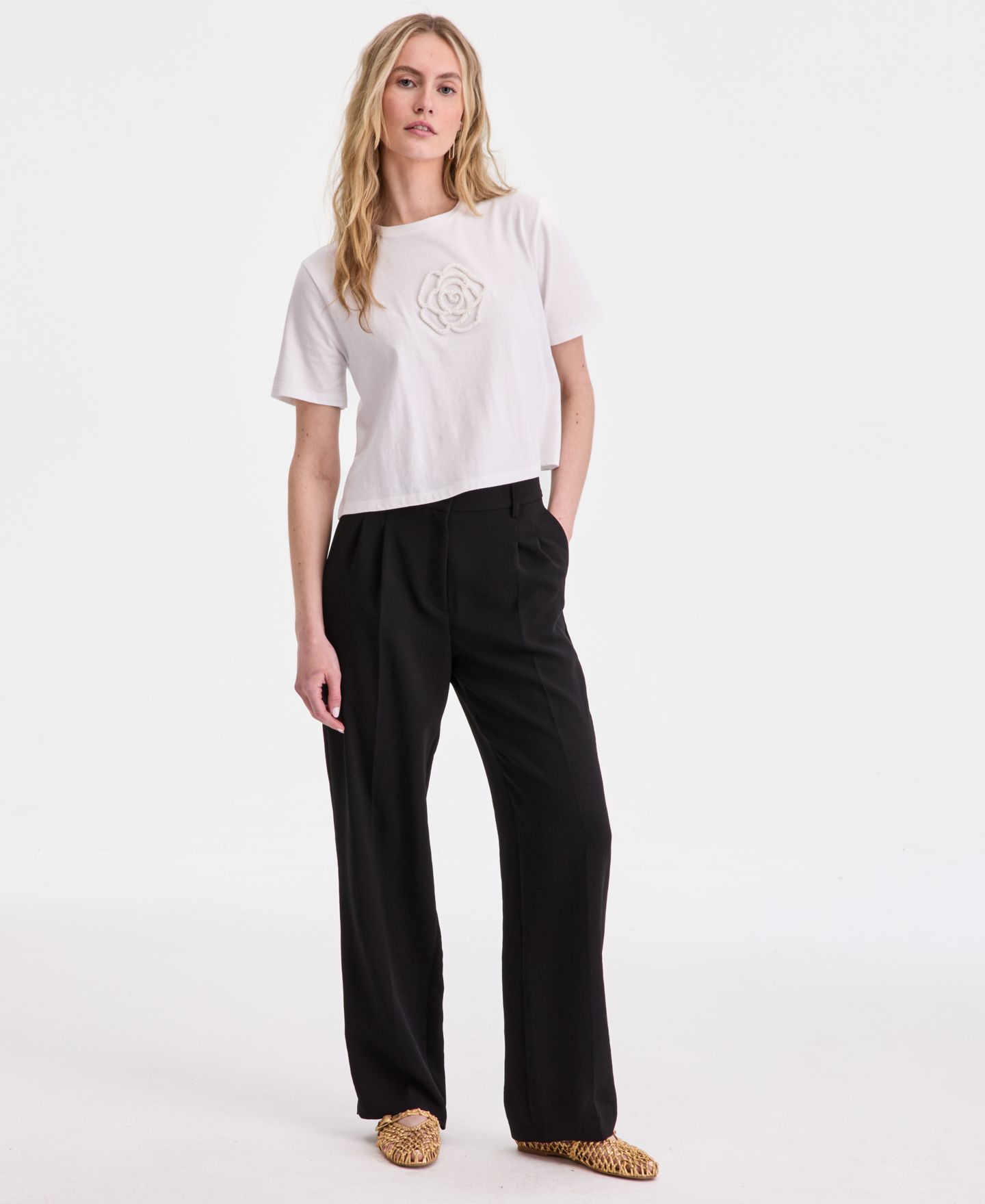 Женские брюки On 34th High-Rise Polished Crepe Pleated Wide-Leg Trousers, цвет: Глубокий чёрный — фото 1