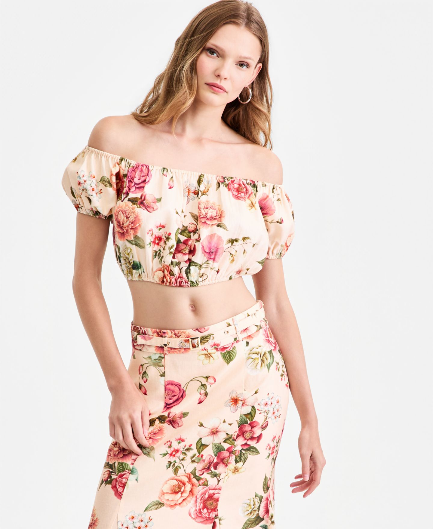 Женский топ GUESS Ryan Off-The-Shoulder Linen-Blend Floral, цвет: Пионовый с принтом — фото 1