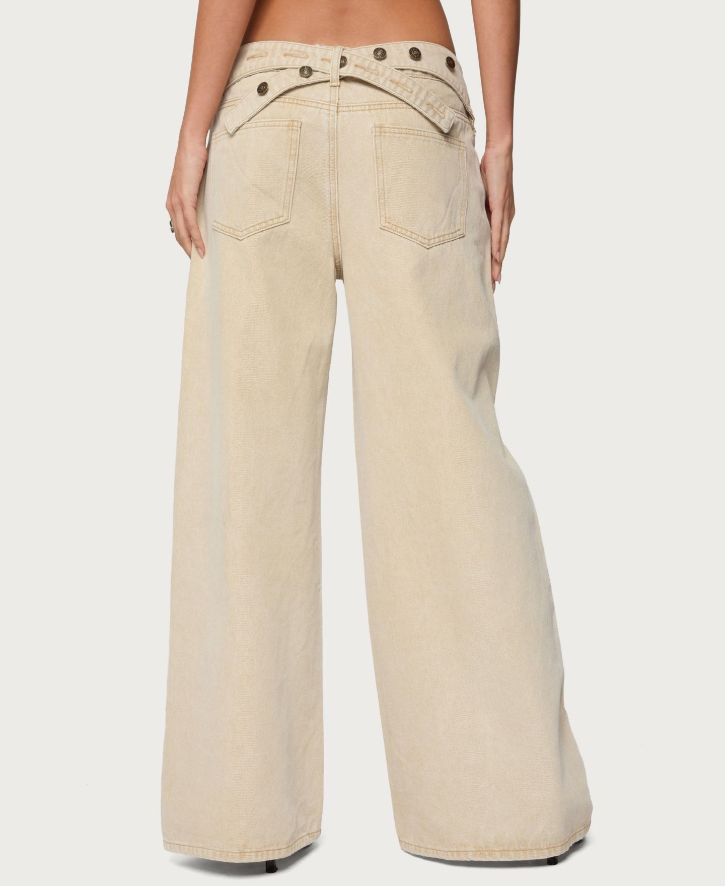 Женские джинсы Edikted Buttoned Belt Low Rise Baggy, цвет: Бежевый — фото 2