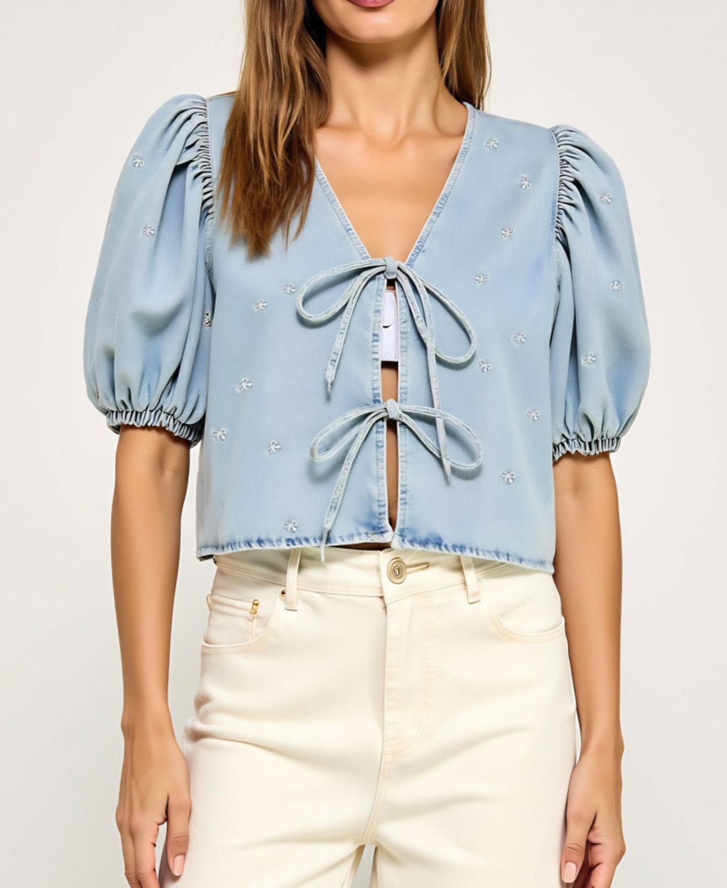 Женский топ Modenaire Embroidered Puff Sleeve V-Neck Tie-Front, цвет: Светлый синий — фото 3