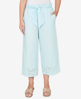 Plus Size Poplin Eyelet Trim Pull-On Capri Pants