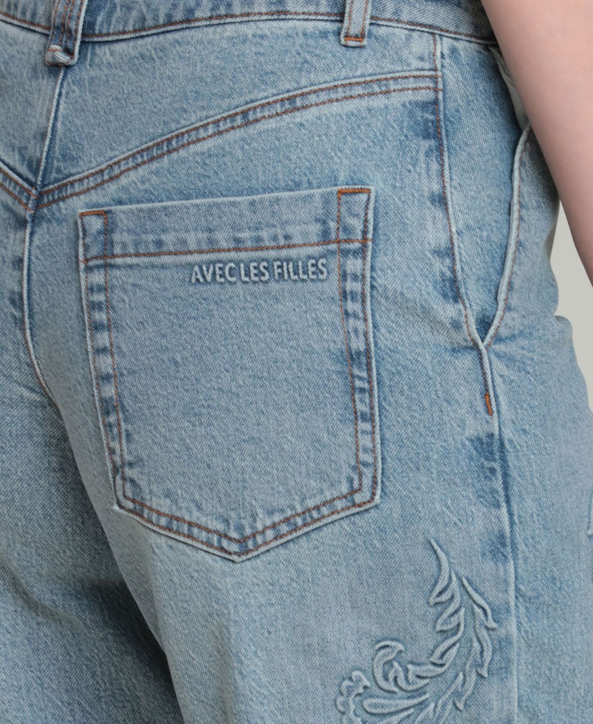 Avec Les Filles Women's Mid-Rise High Curve Jeans view 8 — MAYCSS fashion products