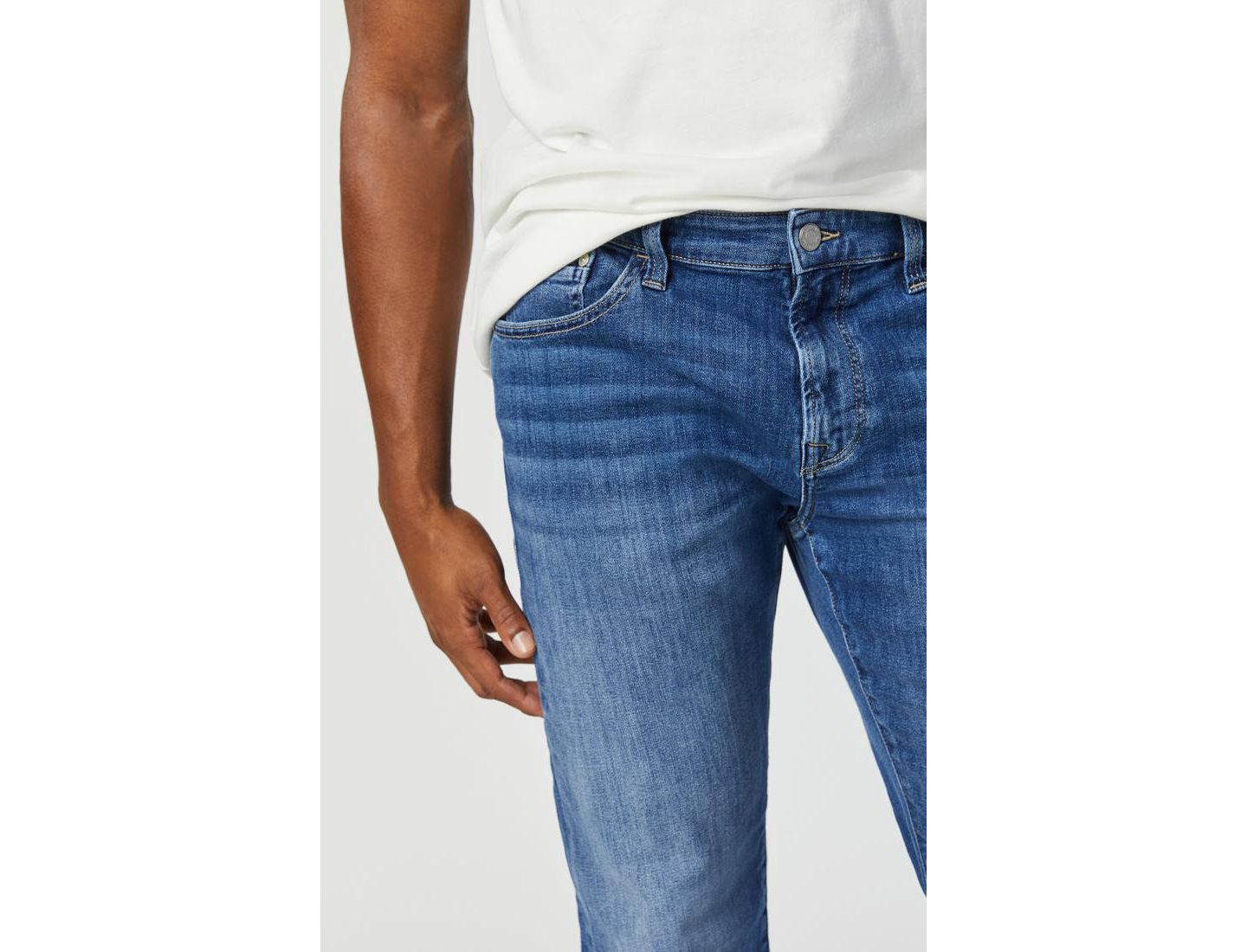 Мужские джинсы Mavi Jeans Marcus Slim Straight Leg Jeans in Mid Foggy Feather — фото 4