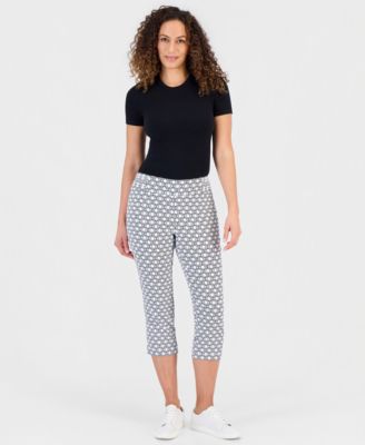 Petite Rivet-Trim Pull-On Capri Pants