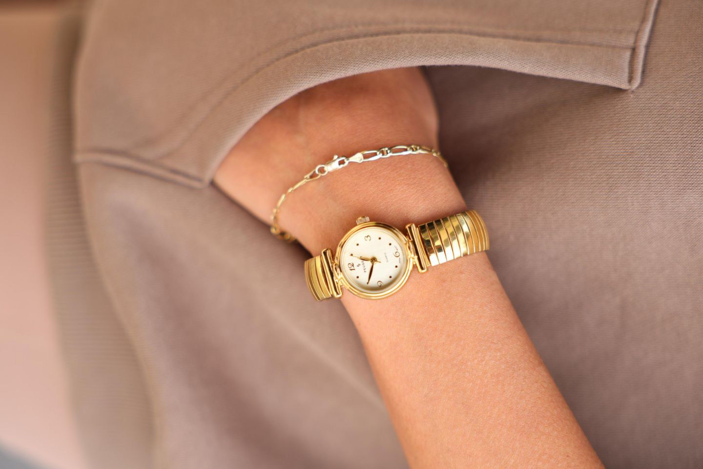Женские часы Peugeot Round 25mm Easy-Read Expansion Bracelet Watch, цвет: Золотой — фото 2