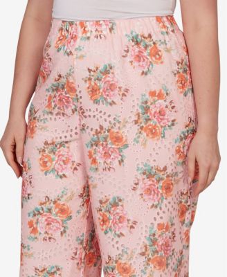 Plus Size Floral Eyelet Pull-On Capri Pants