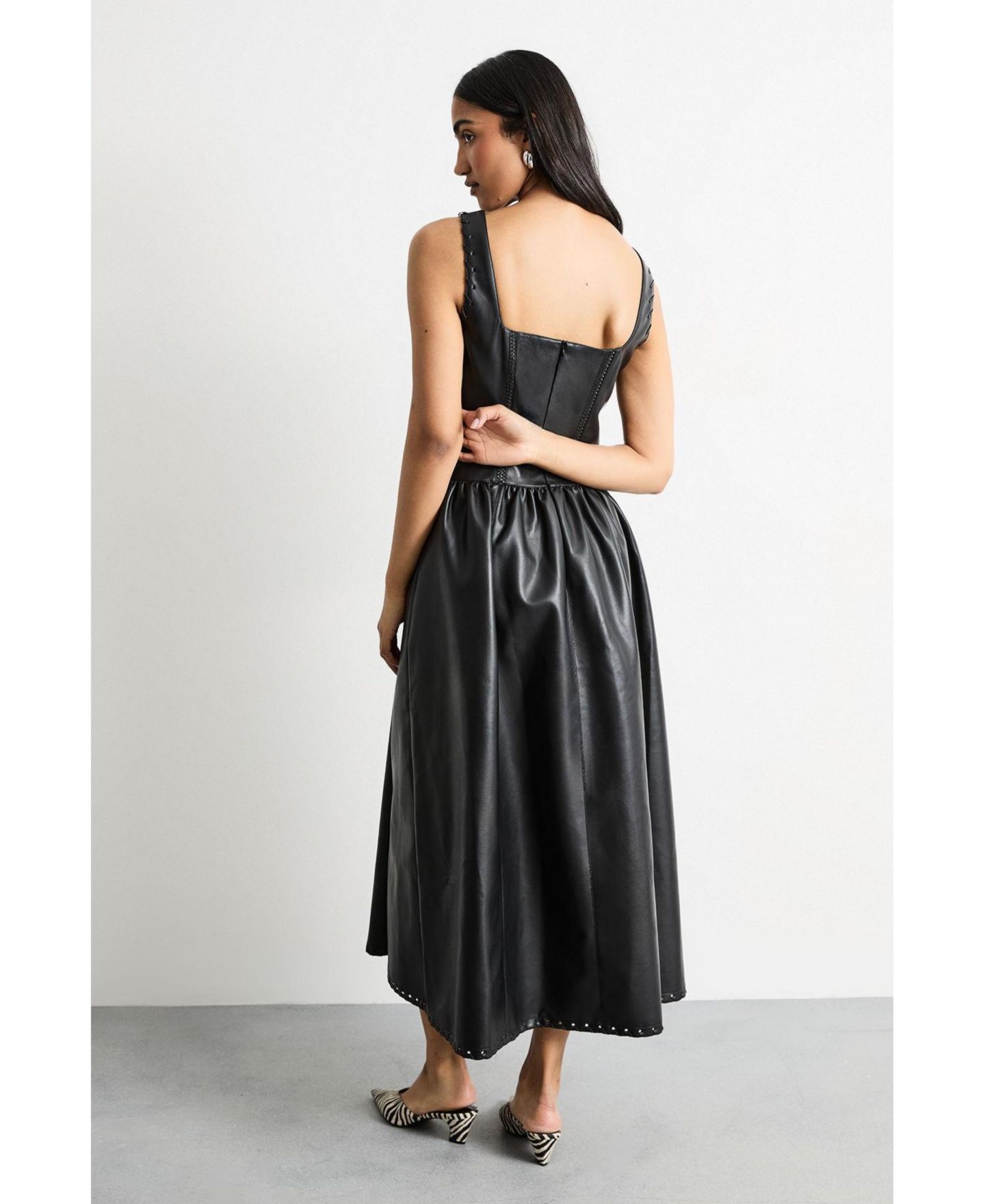Женское платье Warehouse Faux Leather Whipstitch Trim Midi, цвет: Чёрный — фото 2