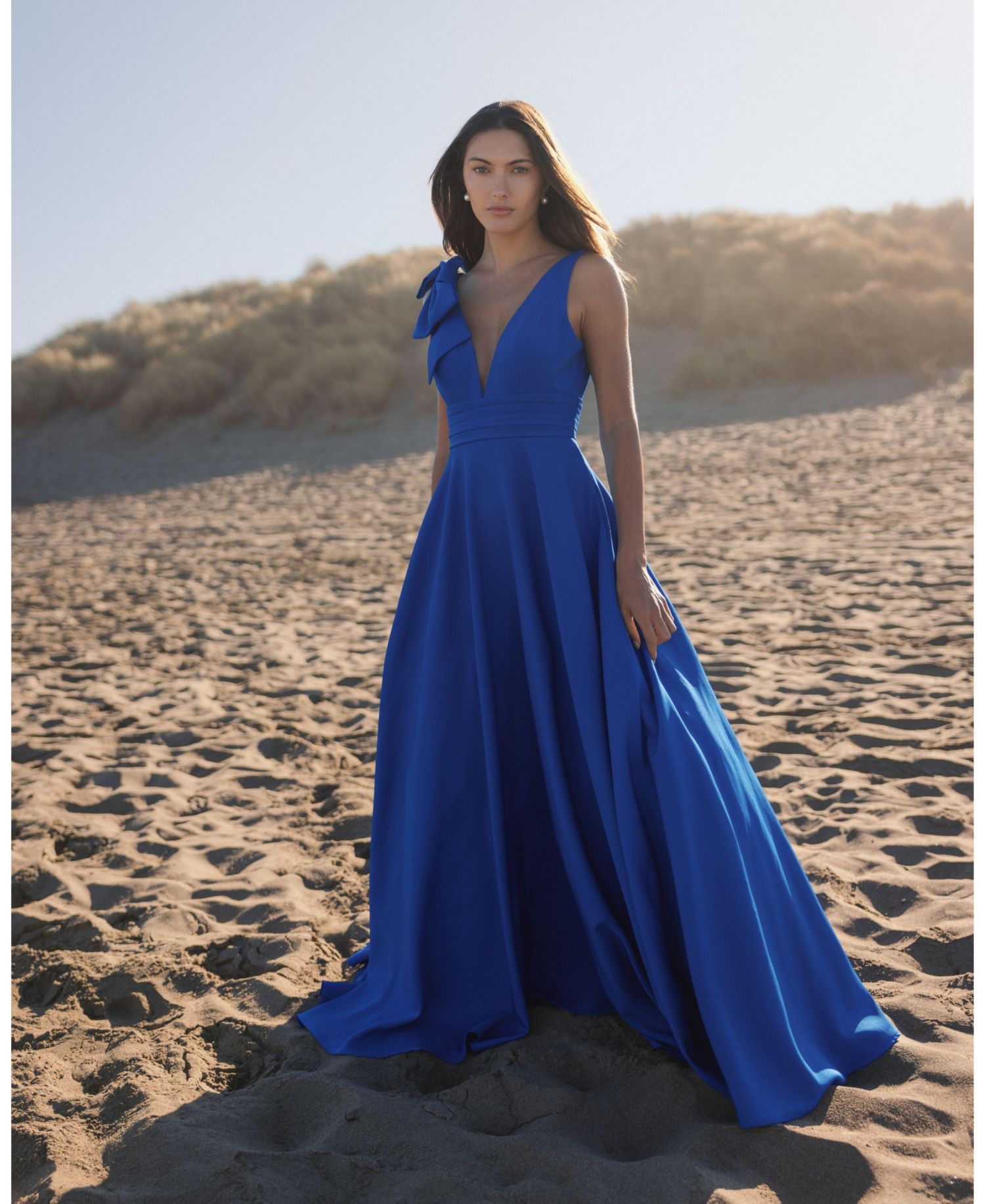 Women's Crepe Sleeveless Plunge Neck Ballgown With Bow Dresses