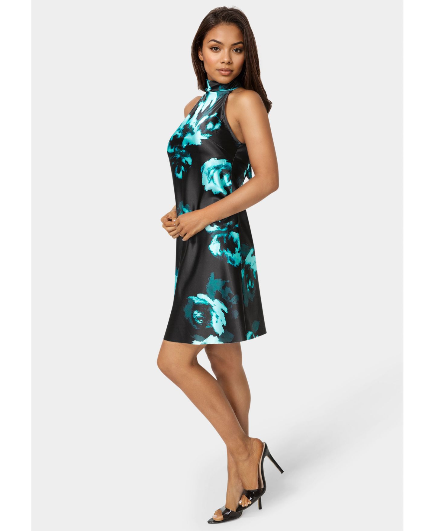 Женское платье Bebe Printed Satin Mock Neck Dress with Bow Back, цвет: Тёмно-синий разноцветный — фото 2